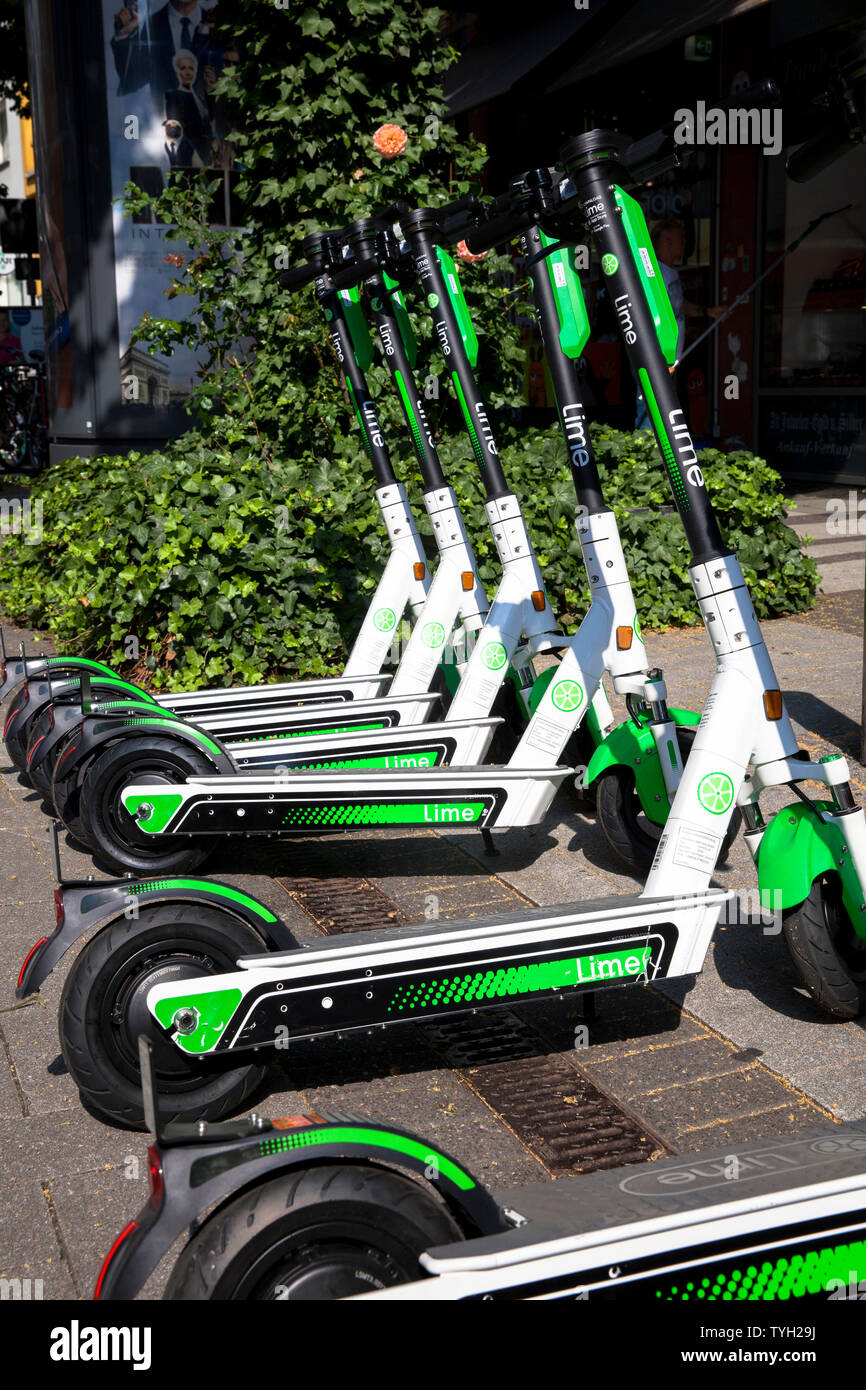 Cal-S scooters eléctricos para alquiler en la ciudad de Colonia, Alemania. Cal-S Elektroscooter zum mieten in der Innenstadt, Koeln, Deutschland. Foto de stock