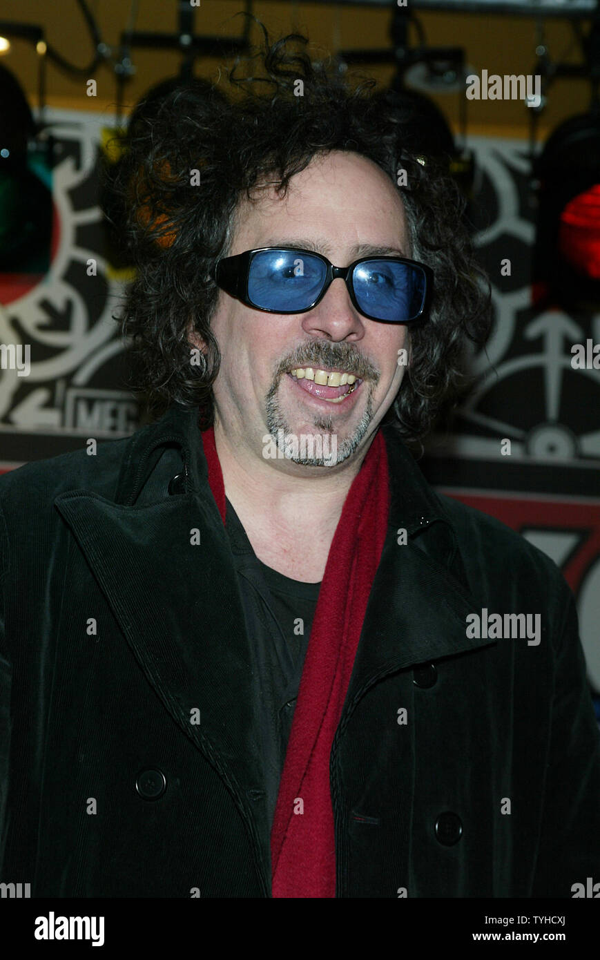 Tim Burton signos copias de su DVD 'La novia cadáver' en Virgin Megastore  en Nueva York el 11 de febrero de 2006. (UPI foto/Laura Cavanaugh  Fotografía de stock - Alamy