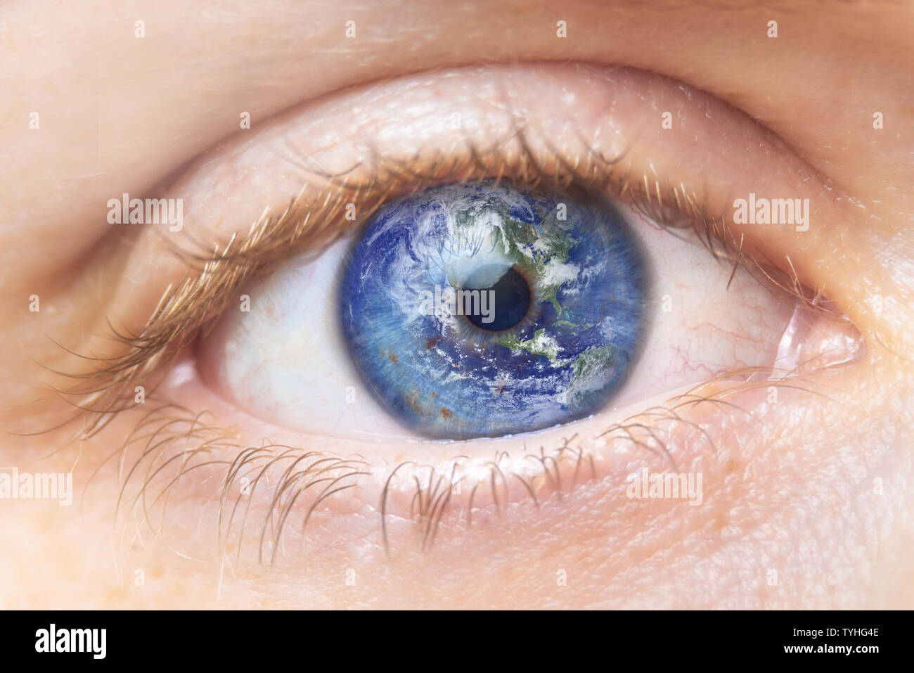 Concepto de conservación del medio ambiente. Cerrar imagen de mujer con la tierra en el ojo. Creative compuesto de macro con la tierra como el iris del ojo. Los elementos de esta imagen proporcionada por la NASA . Foto de stock