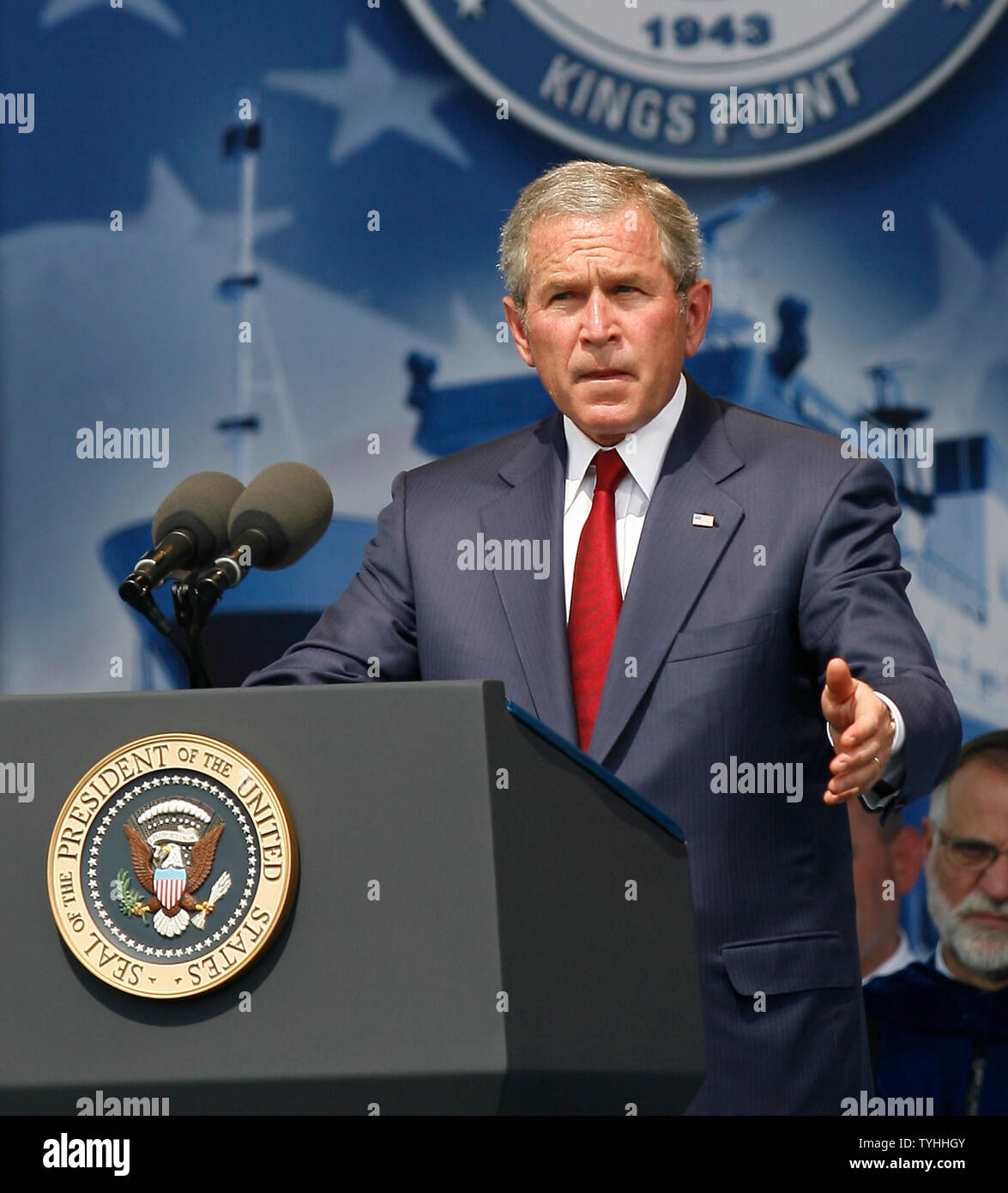 El presidente George W. Bush plantea su mano mientras él habla durante el día de graduación en la Academia de la Marina Mercante de los Estados Unidos en Kings Point, Nueva York, el 19 de junio de 2006. (UPI Photo/John Angelillo) Foto de stock