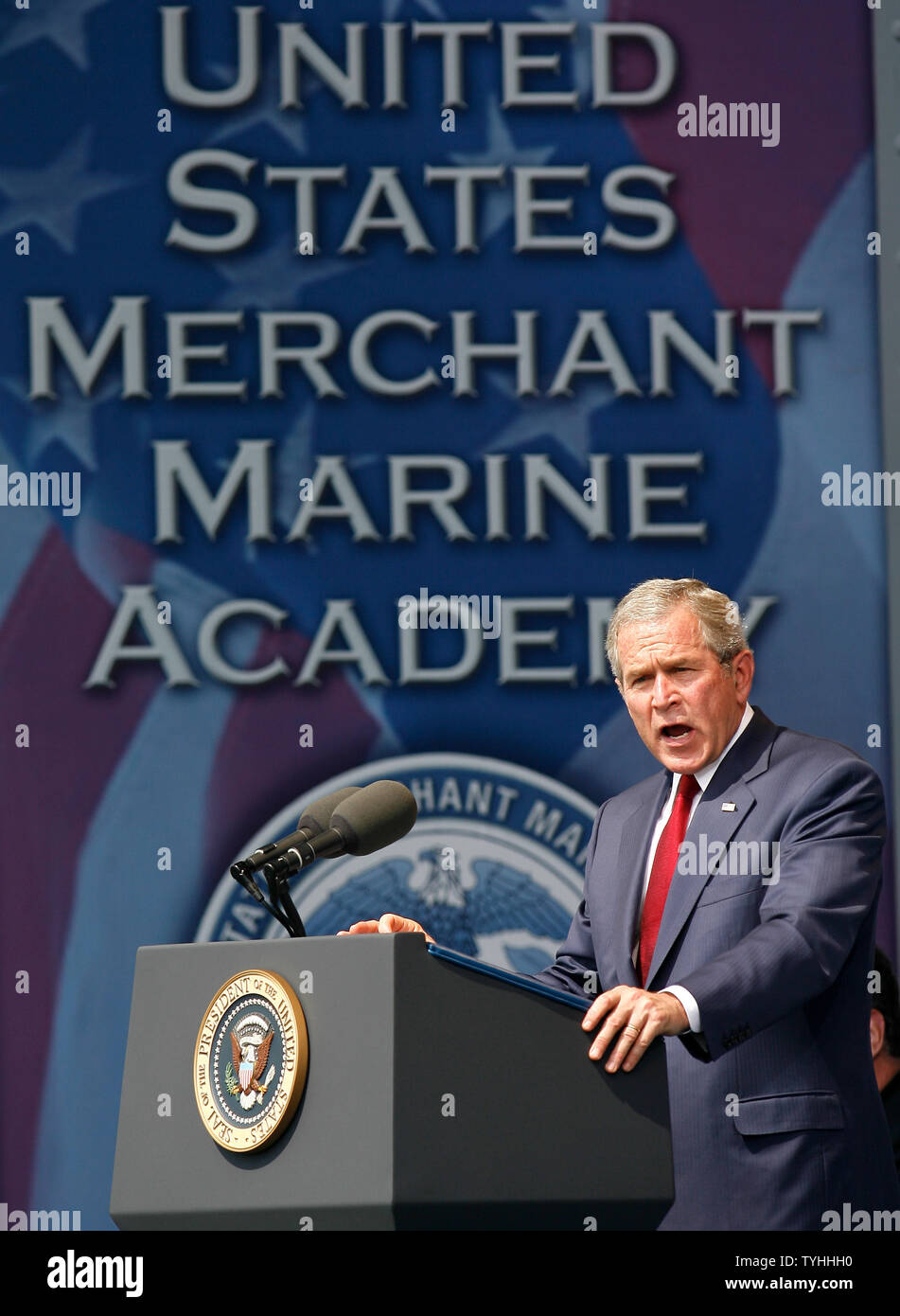 El presidente George W. Bush habla durante el día de graduación en la Academia de la Marina Mercante de los Estados Unidos en Kings Point, Nueva York, el 19 de junio de 2006. (UPI Photo/John Angelillo) Foto de stock