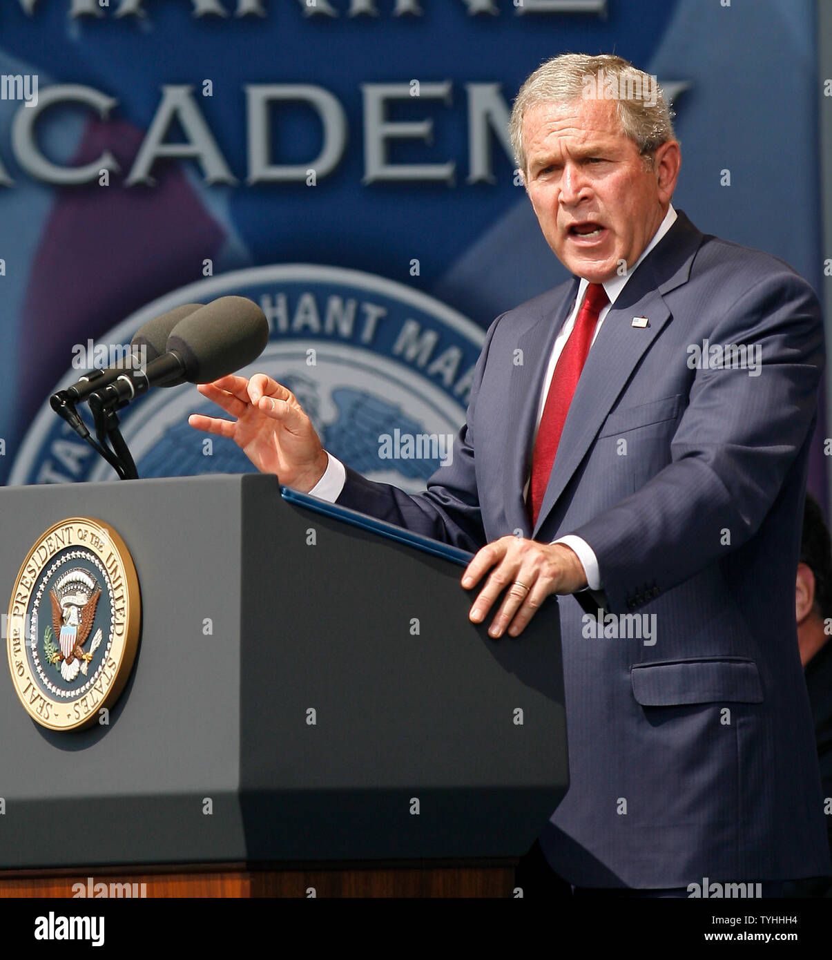 El presidente George W. Bush plantea su mano mientras él habla durante el día de graduación en la Academia de la Marina Mercante de los Estados Unidos en Kings Point, Nueva York, el 19 de junio de 2006. (UPI Photo/John Angelillo) Foto de stock