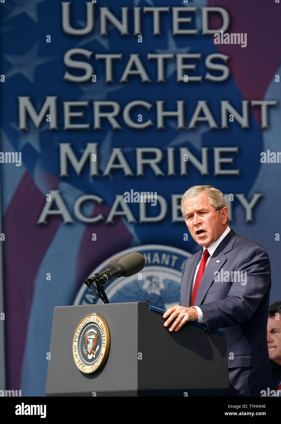 El presidente George W. Bush habla durante el día de graduación en la Academia de la Marina Mercante de los Estados Unidos en Kings Point, Nueva York, el 19 de junio de 2006. (UPI Photo/John Angelillo) Foto de stock