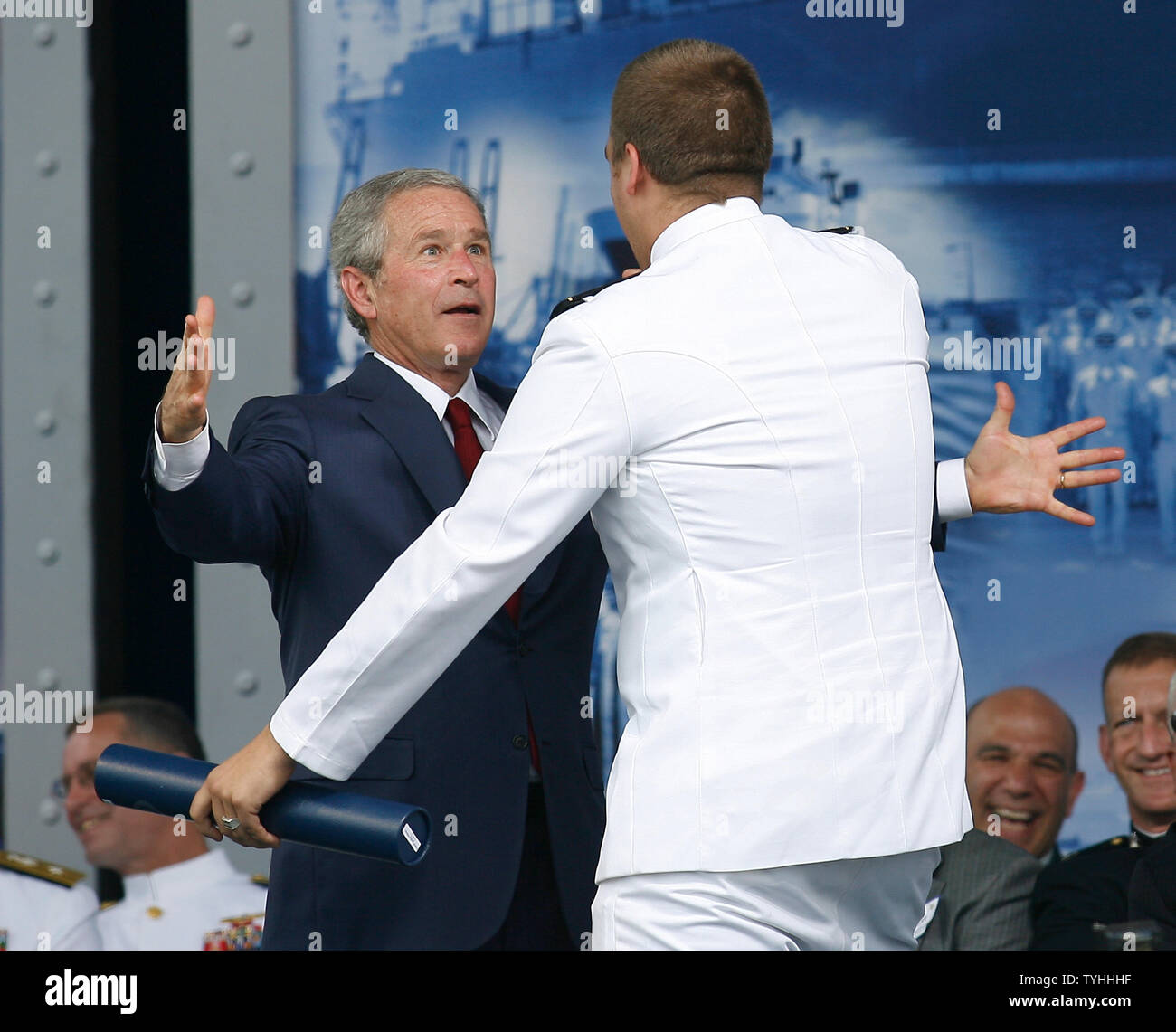 El presidente George W. Bush reacciona a un estudiante que quiere abrazar a él en el día de graduación en la Academia de la Marina Mercante de los Estados Unidos en Kings Point, Nueva York, el 19 de junio de 2006. (UPI Photo/John Angelillo) Foto de stock