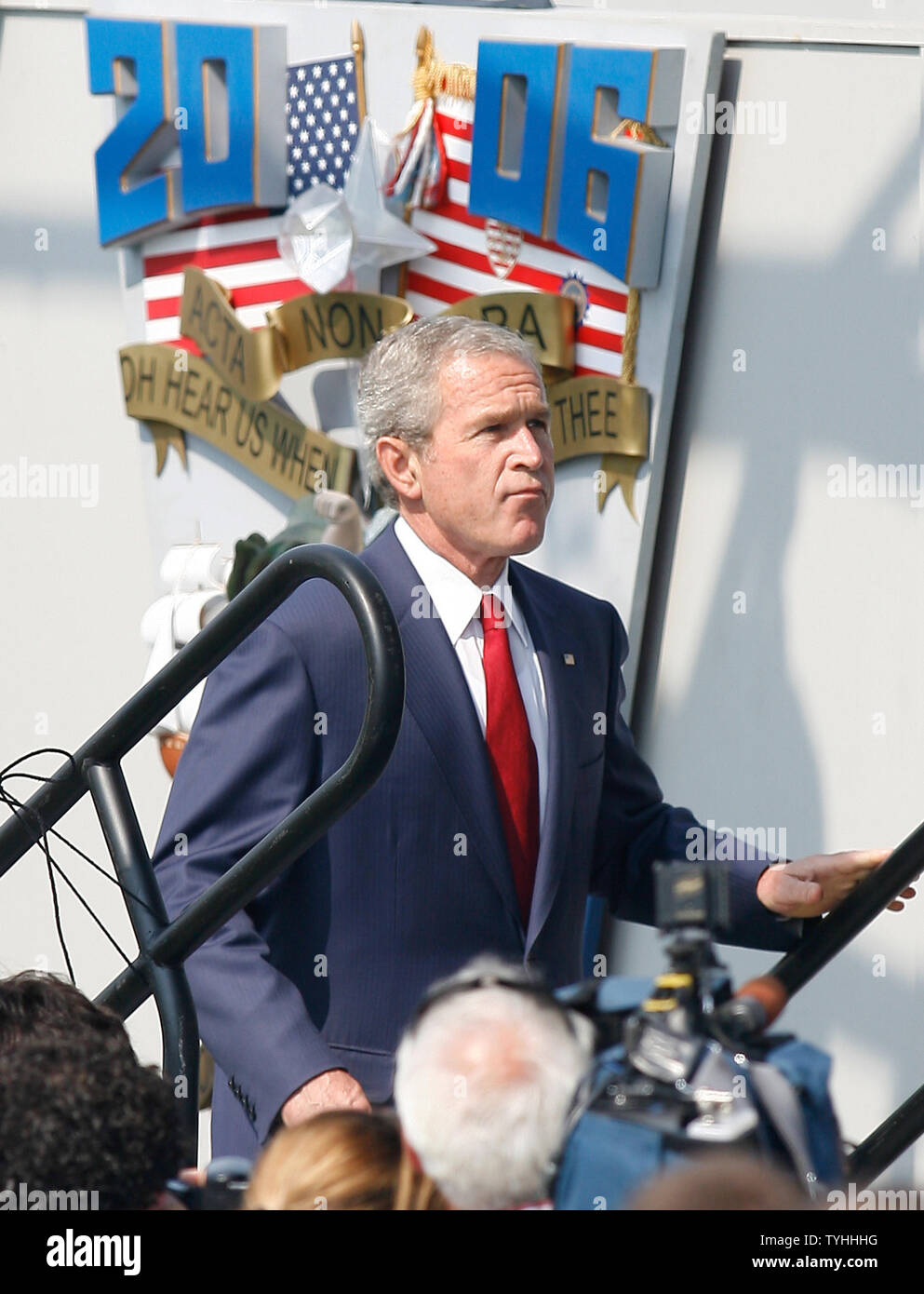 El presidente George W. Bush se sube al escenario durante el día de graduación en la Academia de la Marina Mercante de los Estados Unidos en Kings Point, Nueva York, el 19 de junio de 2006. (UPI Photo/John Angelillo) Foto de stock
