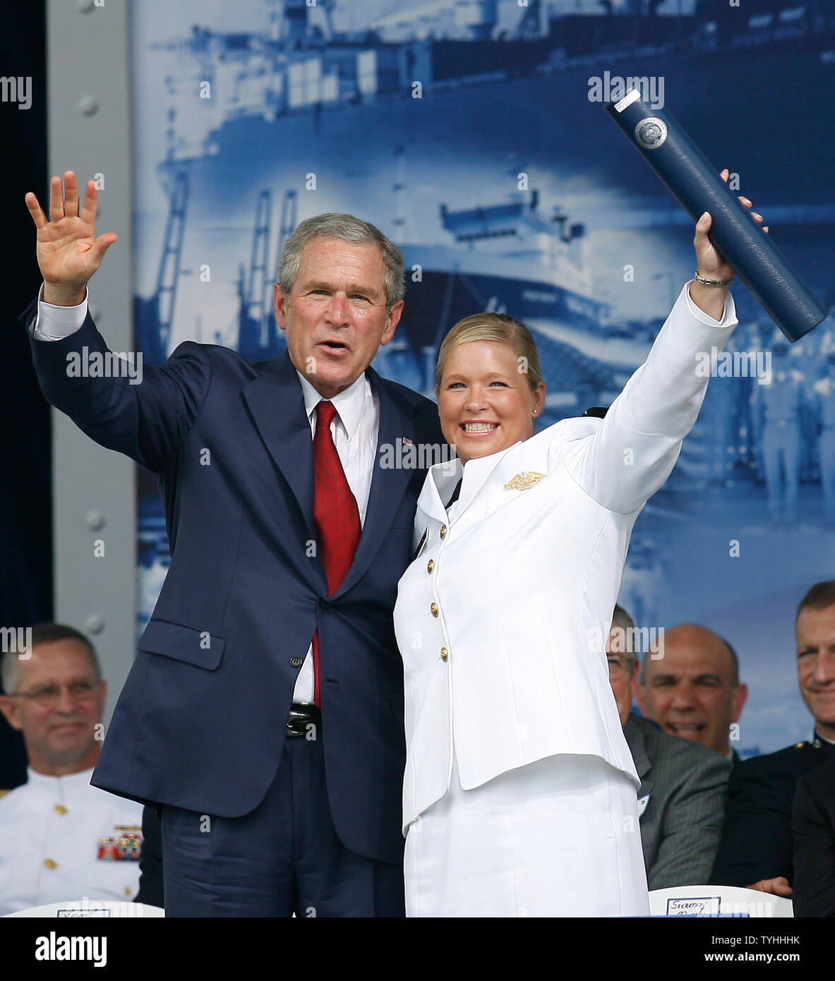 El presidente George W. Bush y un estudiante levantar sus manos en el aire en el día de graduación en la Academia de la Marina Mercante de los Estados Unidos en Kings Point, Nueva York, el 19 de junio de 2006. (UPI Photo/John Angelillo) Foto de stock