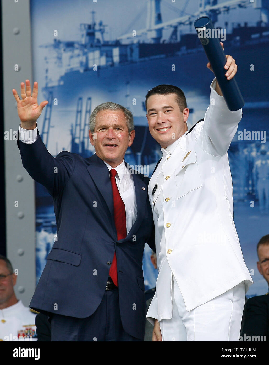 El presidente George W. Bush y un estudiante levantar sus manos en el aire en el día de graduación en la Academia de la Marina Mercante de los Estados Unidos en Kings Point, Nueva York, el 19 de junio de 2006. (UPI Photo/John Angelillo) Foto de stock