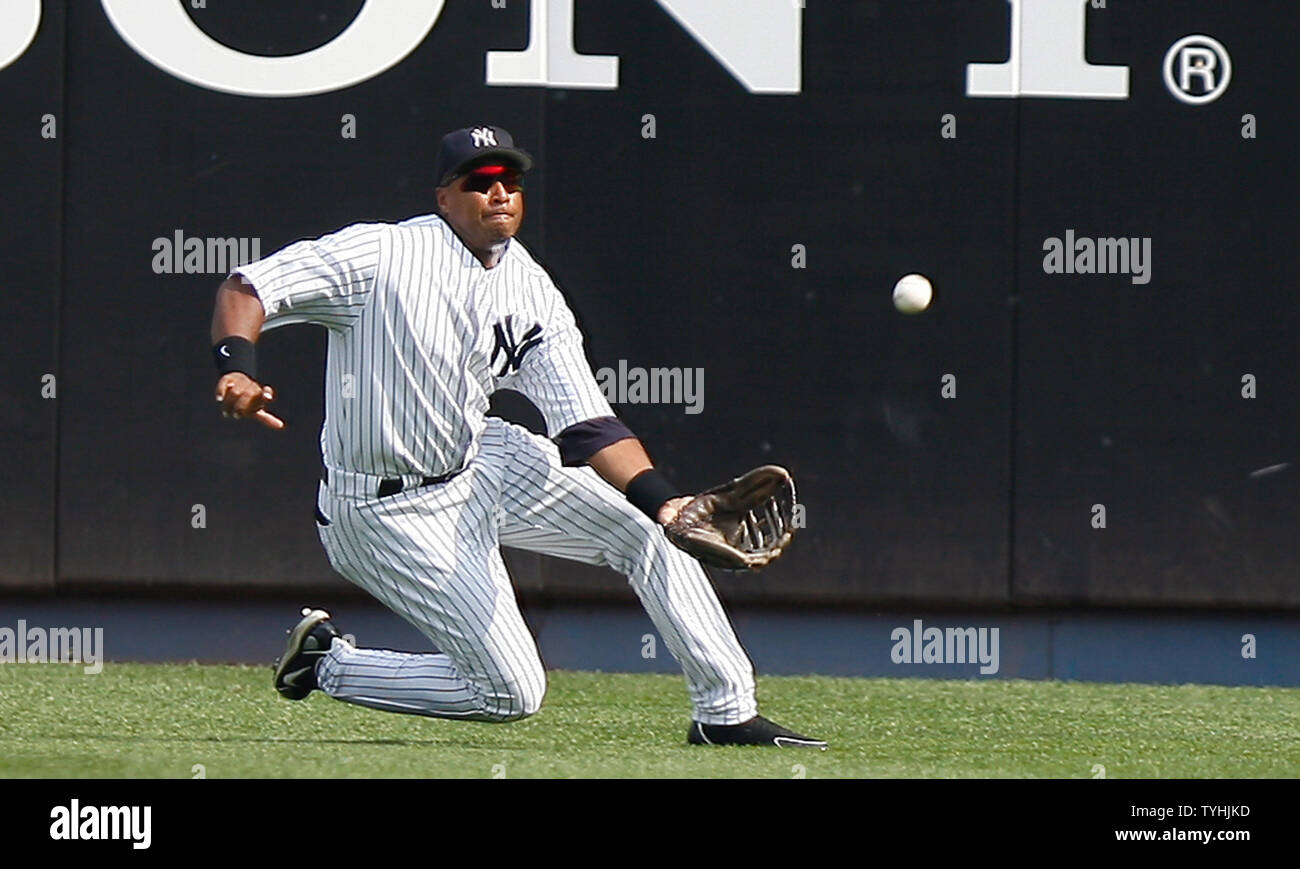Los Yankees de Nueva York, Bernie Williams hace un buceo de captura en el  primer inning, en el Estadio de los Yankees de Nueva York el 29 de julio de  2006. Los