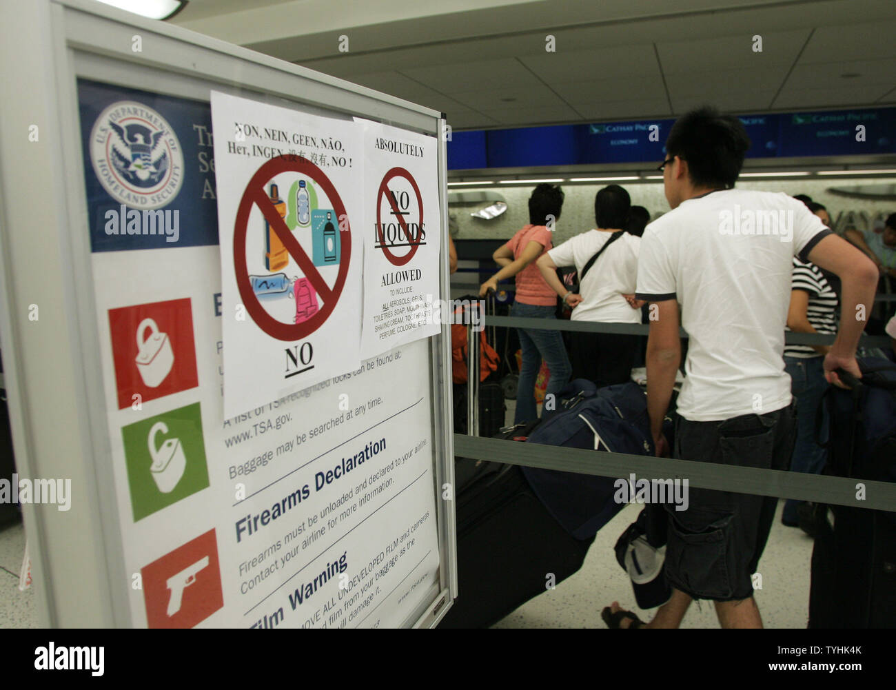 Advierten signos pasajeros no llevar líquidos en su equipaje de mano en la  terminal de British Airways en el Aeropuerto Internacional JFK el 10 de  agosto de 2006 en la Ciudad de