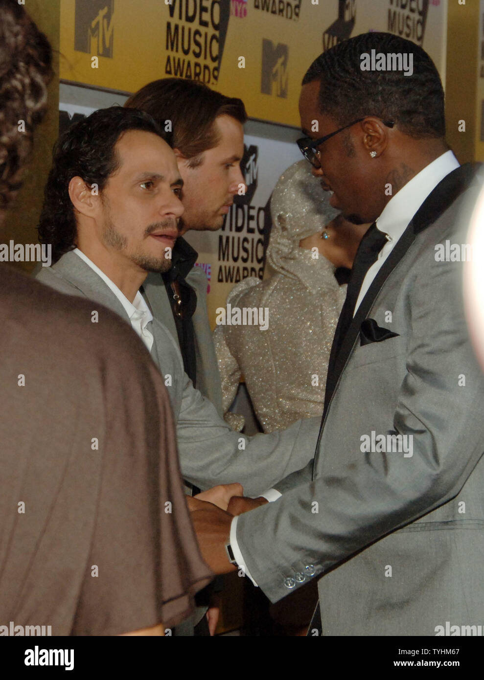 Juan P Diddy Combs saluda al cantante Marc Anthony (izquierda), marido de la actriz Jennifer