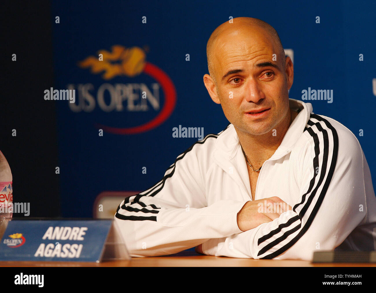 Andre Agassi habla a la prensa tras perder el último partido de su carrera a Benjamin Becker en el Open de Estados Unidos en Queens, Nueva York, el 3 de septiembre de 2006. (UPI Photo/John Angelillo) Foto de stock