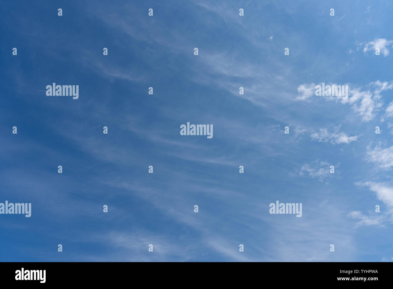 El cielo azul con una ligera capa de nubes sobre ella - Concepto de verano Foto de stock