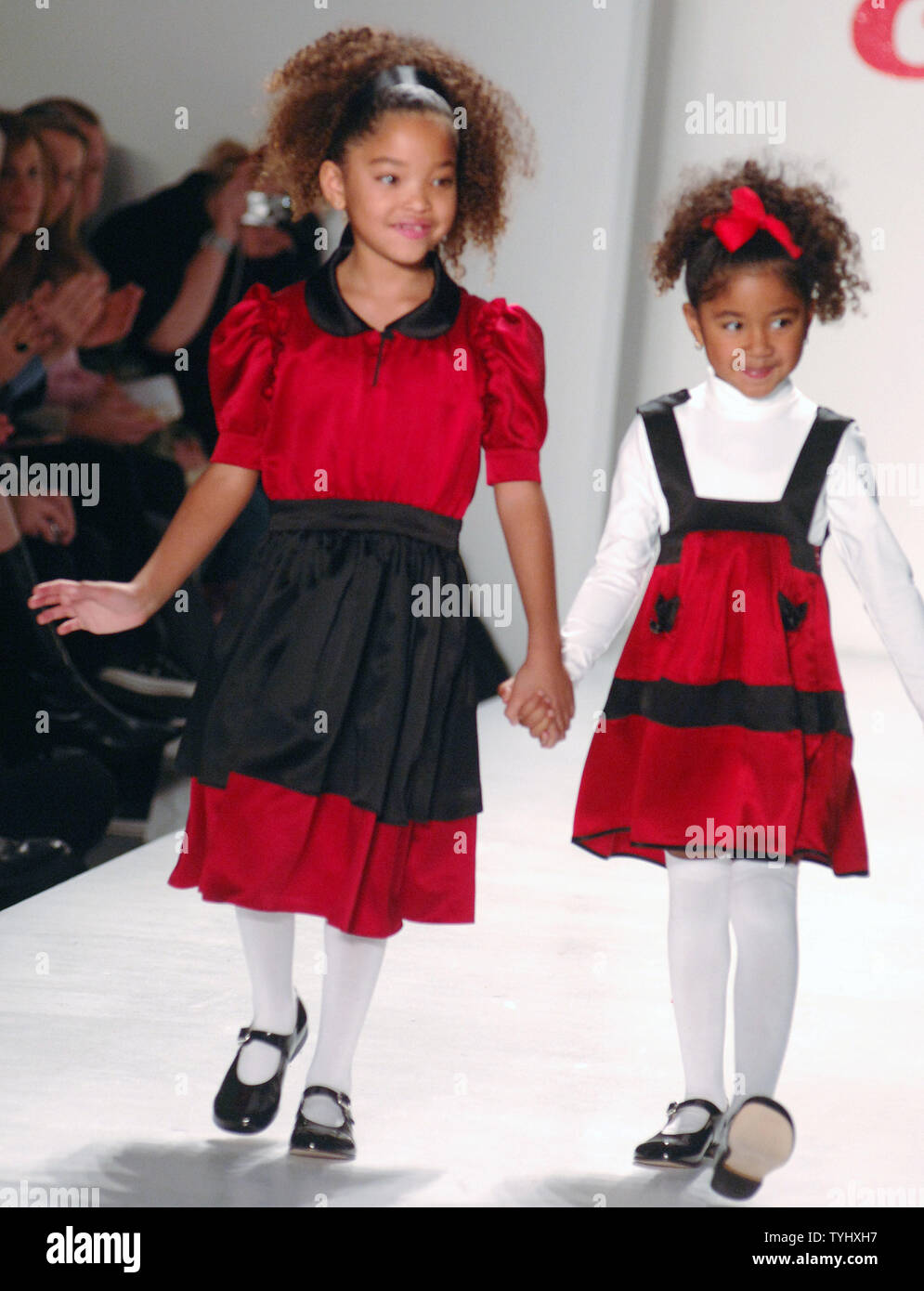 Los hijos de Kimoria y Russell Simmons, Ming Lee y Aoki Lee Simmons a pie  la pista de aterrizaje en el otoño de 2007 de la revista infantil Fashion  Show, celebrada en