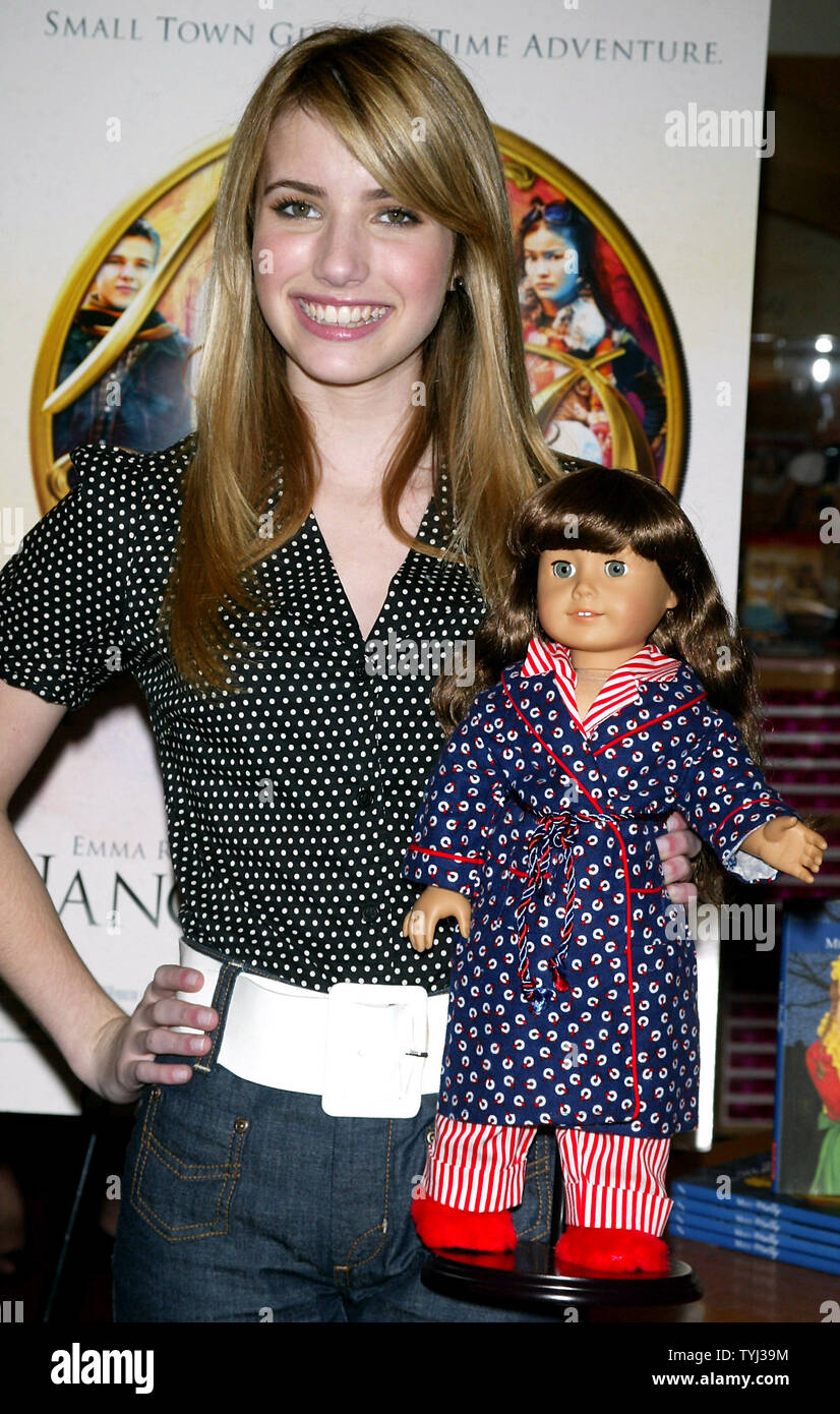Emma Roberts ostenta una muñeca American Girl Place Nombrada Molly,  promoviendo su nueva película 'Nancy Drew' en la tienda American Girl Place  en Nueva York el 12 de junio de 2007. (UPI
