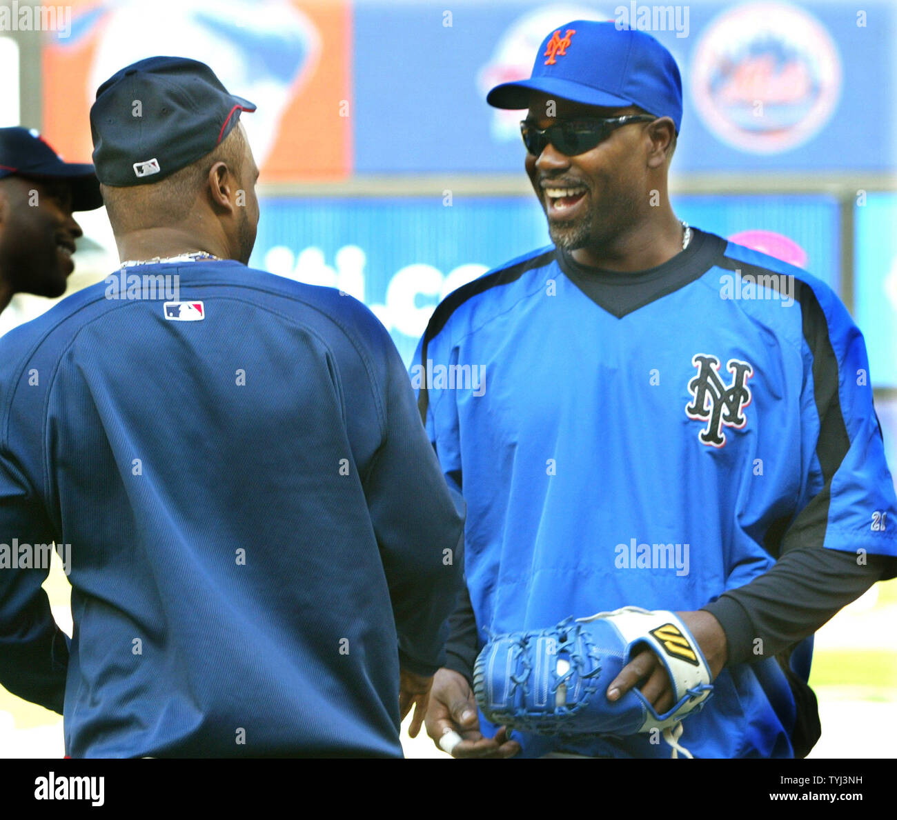 Luis Castillo (L) de los Minnesota Twins, y Carlos Delgado de los Mets de Nueva York compartir una risa durante la práctica de bateo antes del primer juego de la serie entre Liga en el Shea Stadium el 18 de junio de 2007 en Nueva York. (UPI foto/Monika Graff) Foto de stock