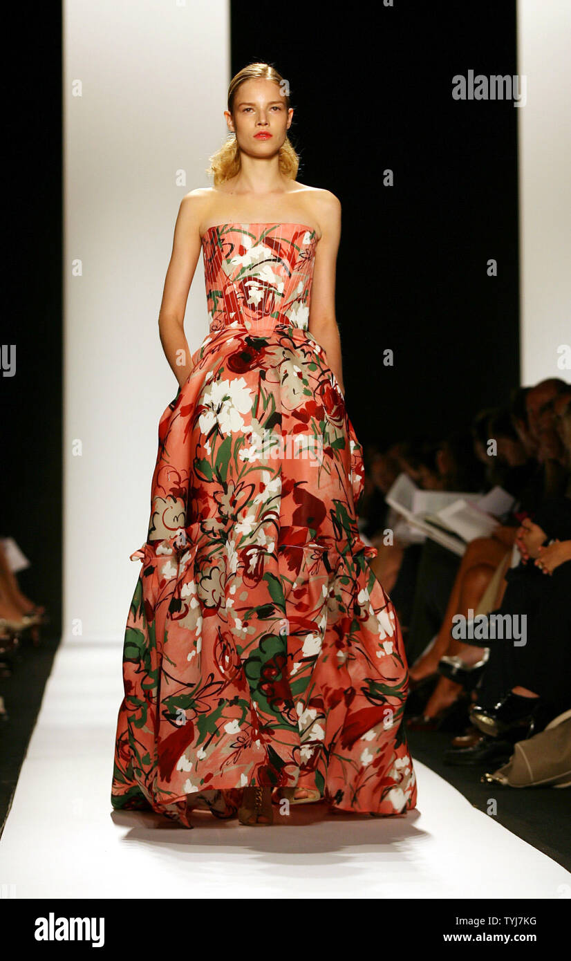 Un modelo camina por la pista de la Carolina Herrera Fashion show durante  la primavera de 2008 las colecciones de la semana de la moda de  Mercedes-Benz en el Bryant Park, en