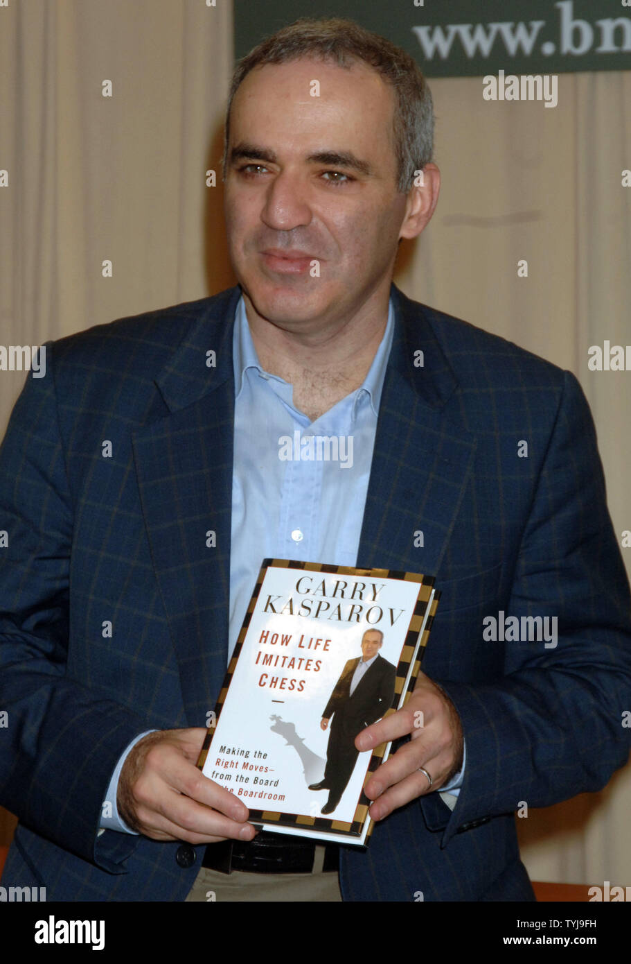 Campeón mundial de ajedrez Garry Kasparov, promueve su nueva autobiografía ' cómo la vida imita al ajedrez' en la librería Barnes and Nobel en Nueva  York el 18 de octubre de 2007. (UPI