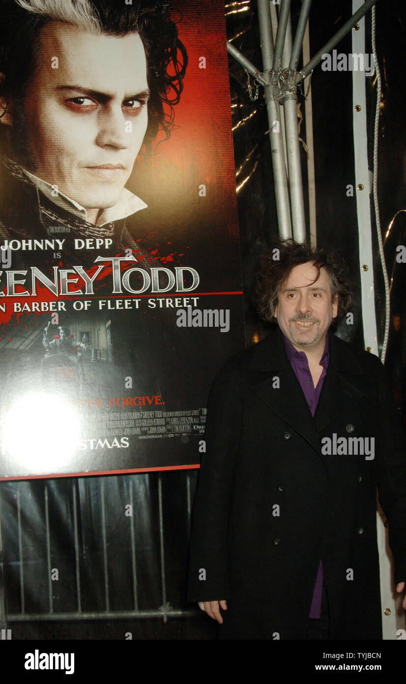 Director Tim Burton llega al estreno mundial de su película 'Sweeney Todd'  en el Teatro Ziegfeld en Nueva York el 3 de diciembre de 2007. (UPI  foto/Ezio Petersen Fotografía de stock - Alamy
