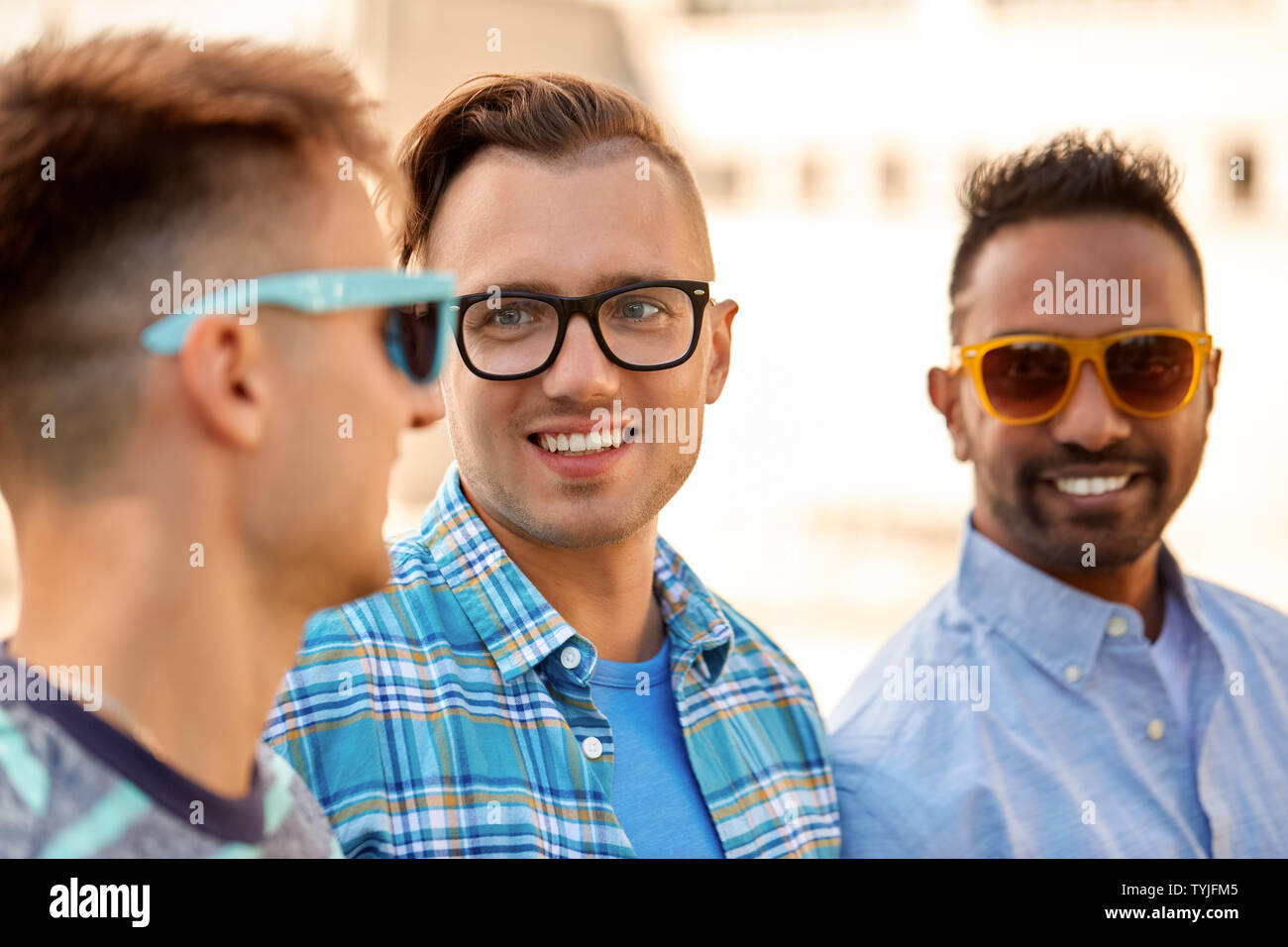 hombres jóvenes felices en las lentes y gafas de sol al aire libre Fotografía de stock - Alamy