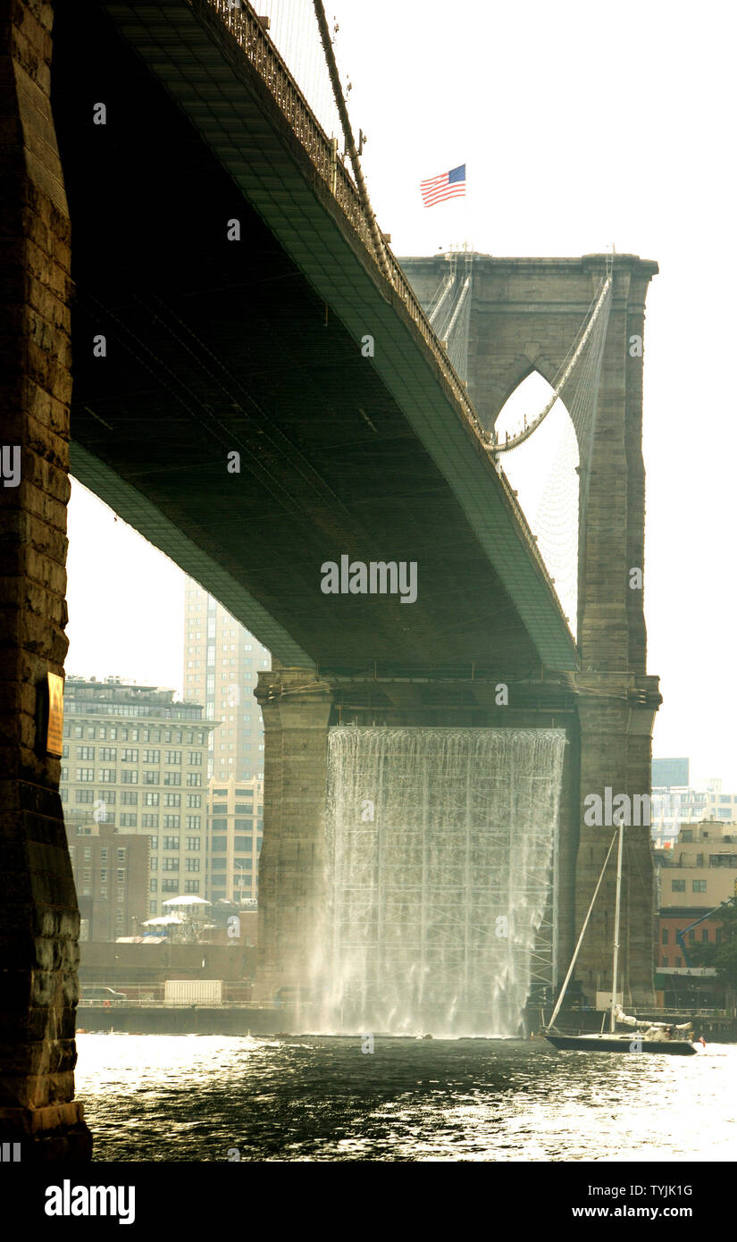 Una cascada de 80 pies derrama desde debajo del puente de Brooklyn como  parte de la 'New York City Cascadas" de la instalación, una serie de cascadas  artificiales situadas a lo largo