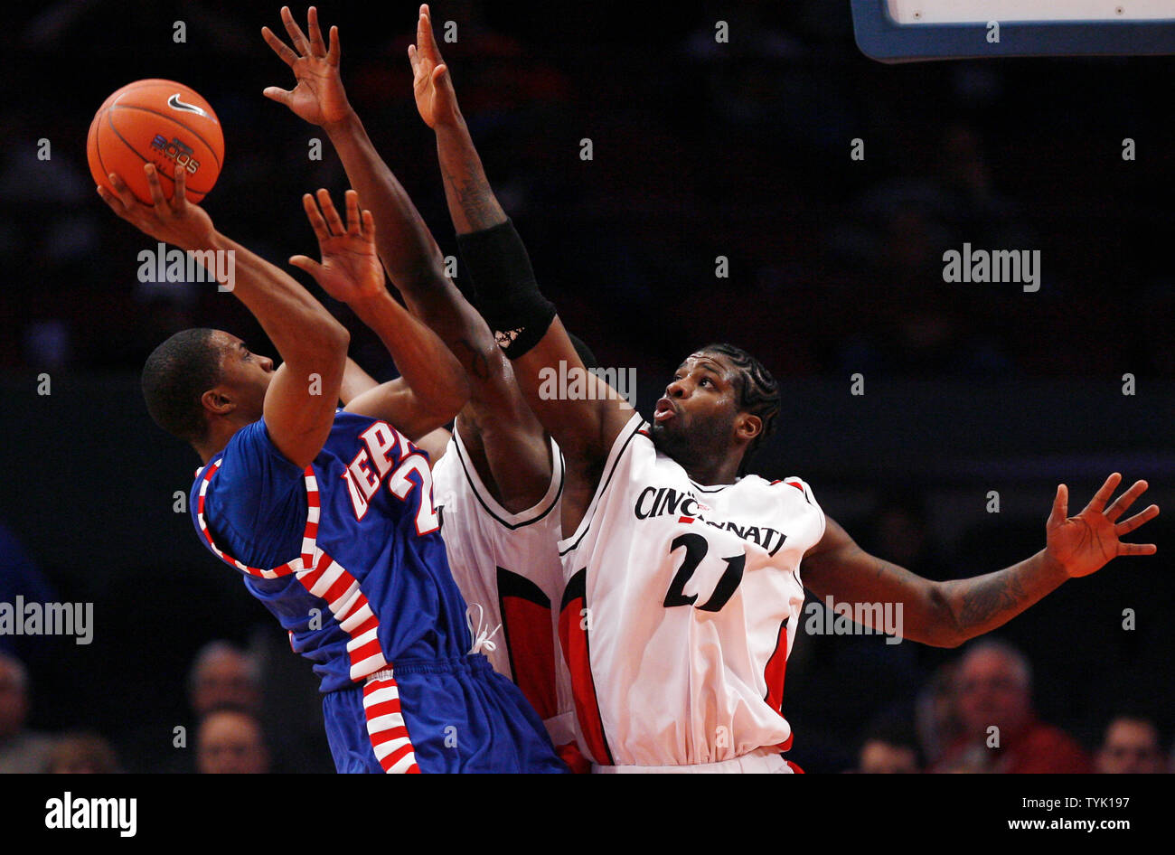 Cincinnati Bearcats Mike Williams (21) intenta bloquear el disparo de  DePaul Blue los demonios Walker (30) en el Gran Oriente de Baloncesto, en  el Madison Square Garden en la Ciudad de Nueva