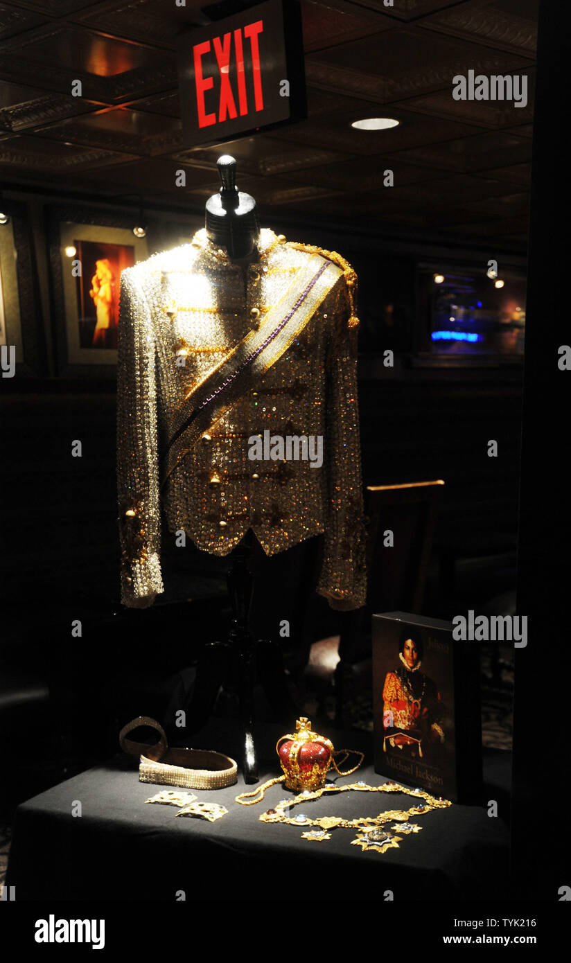 Una chaqueta militar usado por Michael Jackson en Cape Town, Sudáfrica y  varios otros elementos se muestran en una vista previa de la prensa en  Nueva York el 24 de marzo de