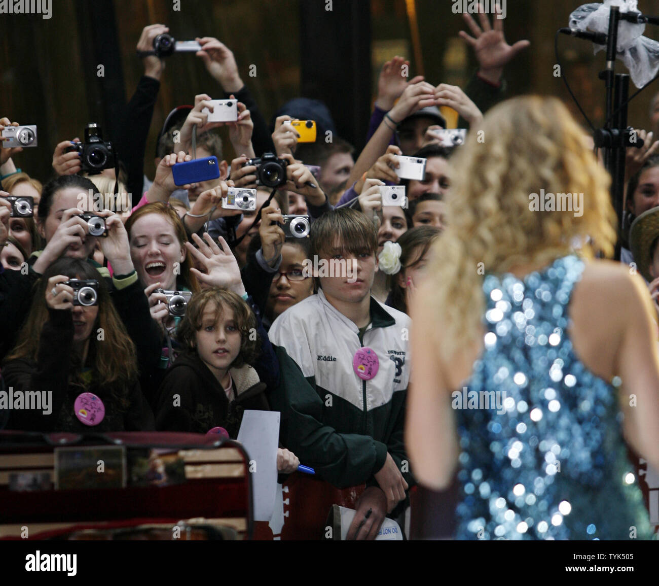 Fans reaccionan cuando Taylor Swift camina en su dirección en-entre las  canciones de los NBC Today Show en vivo desde el Rockefeller Center en la  Ciudad de Nueva York, el 29 de