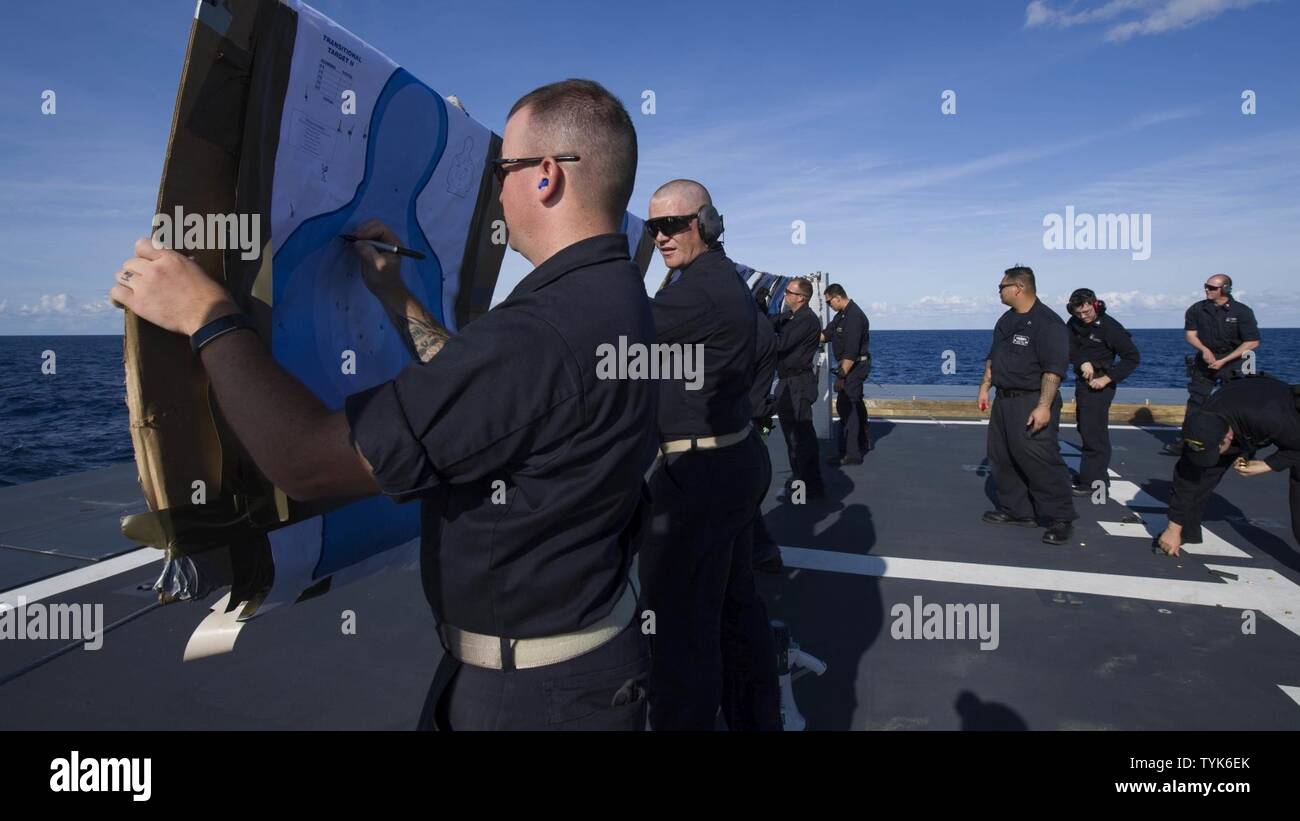 Océano Atlántico (Nov. 13, 2016) los autocares de línea calcular las puntuaciones de los marineros después de una prueba de calificación de armas pequeñas celebrada en la cubierta de vuelo del USS Zumwalt (DDG 1000). Tripulación de 147 marineros, Zumwalt es el barco de plomo de una clase de destructores de próxima generación diseñada para fortalecer la fuerza naval mediante la realización de misiones críticas y aumentar la disuasión, la proyección de poder estadounidense y mar objetivos de control. Foto de stock