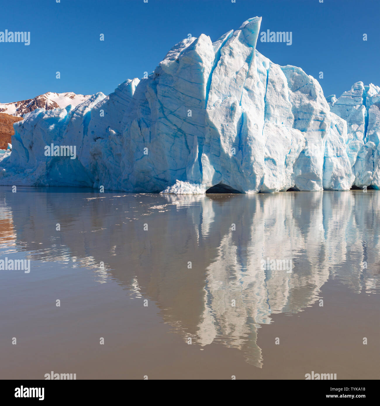 Pico de hielo del glaciar Grey con un reflejo en el Lago Grey en la Cordillera de Los Andes, el Parque Nacional Torres del Paine, Patagonia, Chile. Foto de stock