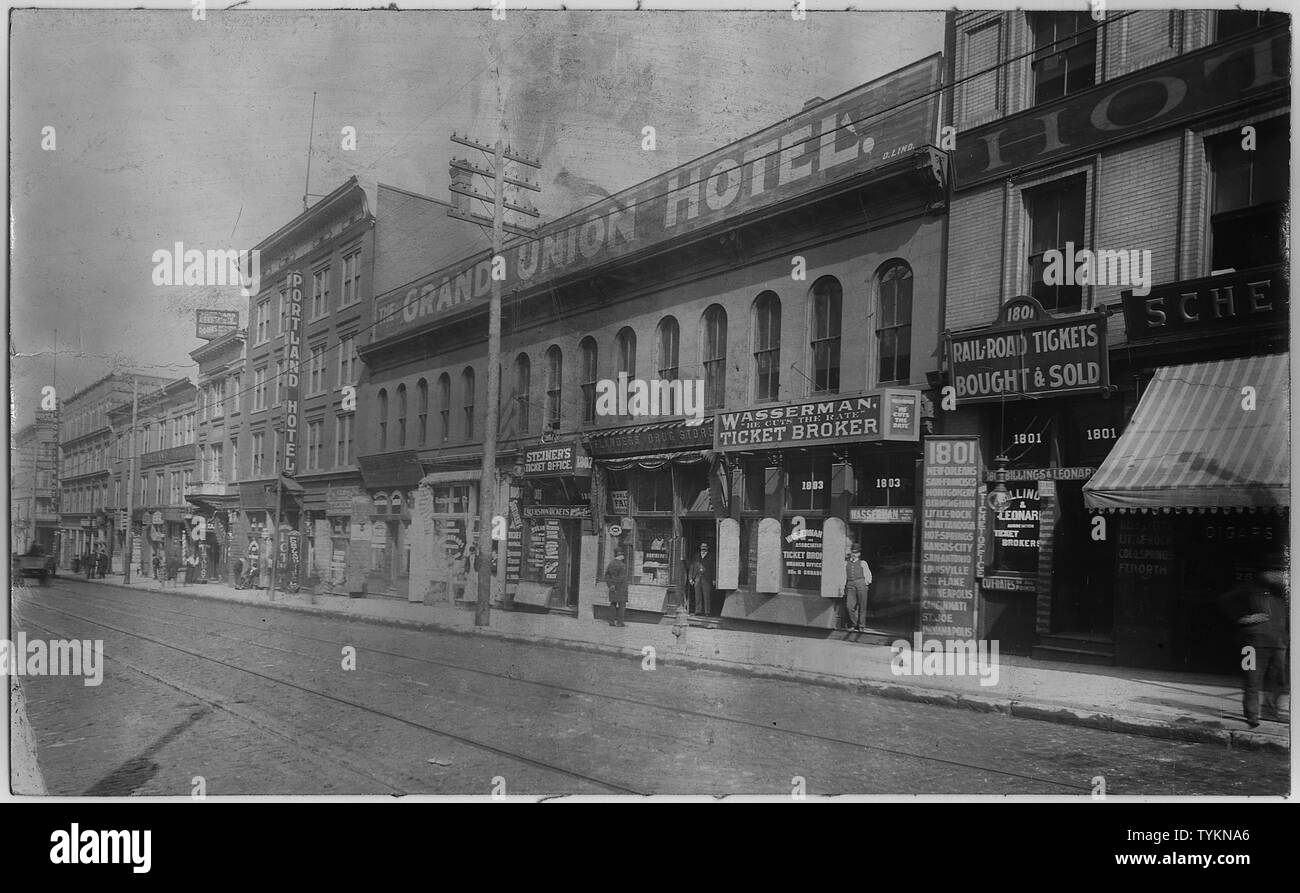 Escenas Callejeras mostrando billete de ferrocarril oficinas broker en Market Street en St.; alcance y contenido: Otras empresas indicadas incluyen el Grand Union Hotel, Portland Hotel, Hotel Bulevar, y un supermercado. Algunas fotografías son peatones y comerciantes. Nº 15 es un pedido de intercambio de broker S. Steiner. Foto de stock
