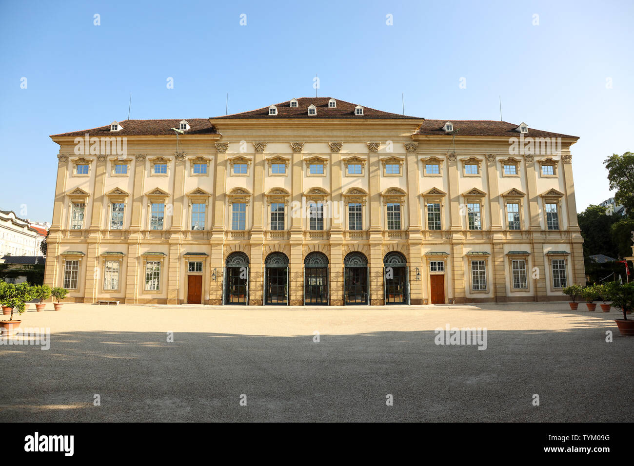 Vista frontal del Palais Liechtenstein en Viena Foto de stock