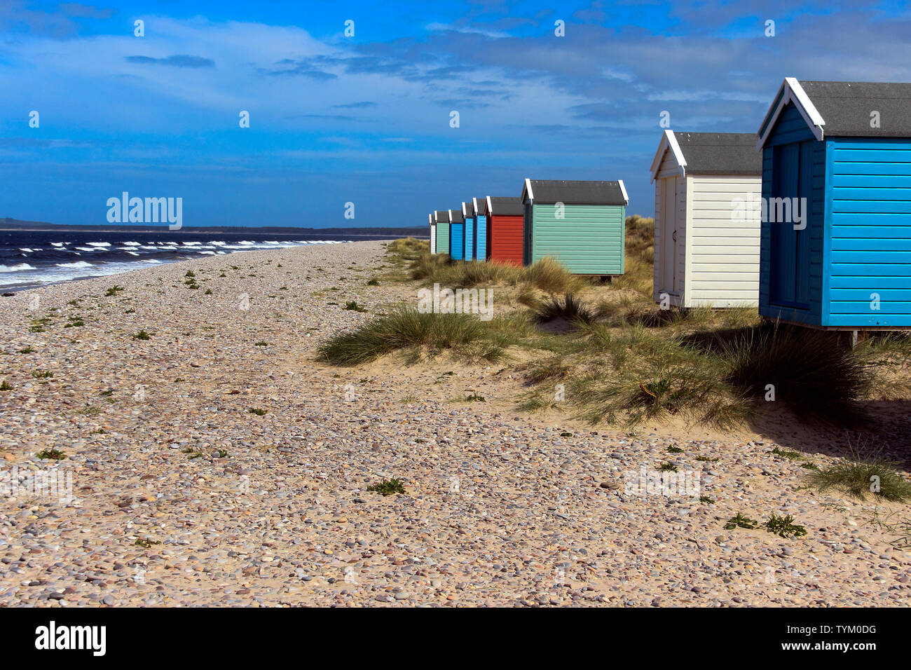 Coloridas casetas de playa, Findhorn (Escocia, Reino Unido) Foto de stock