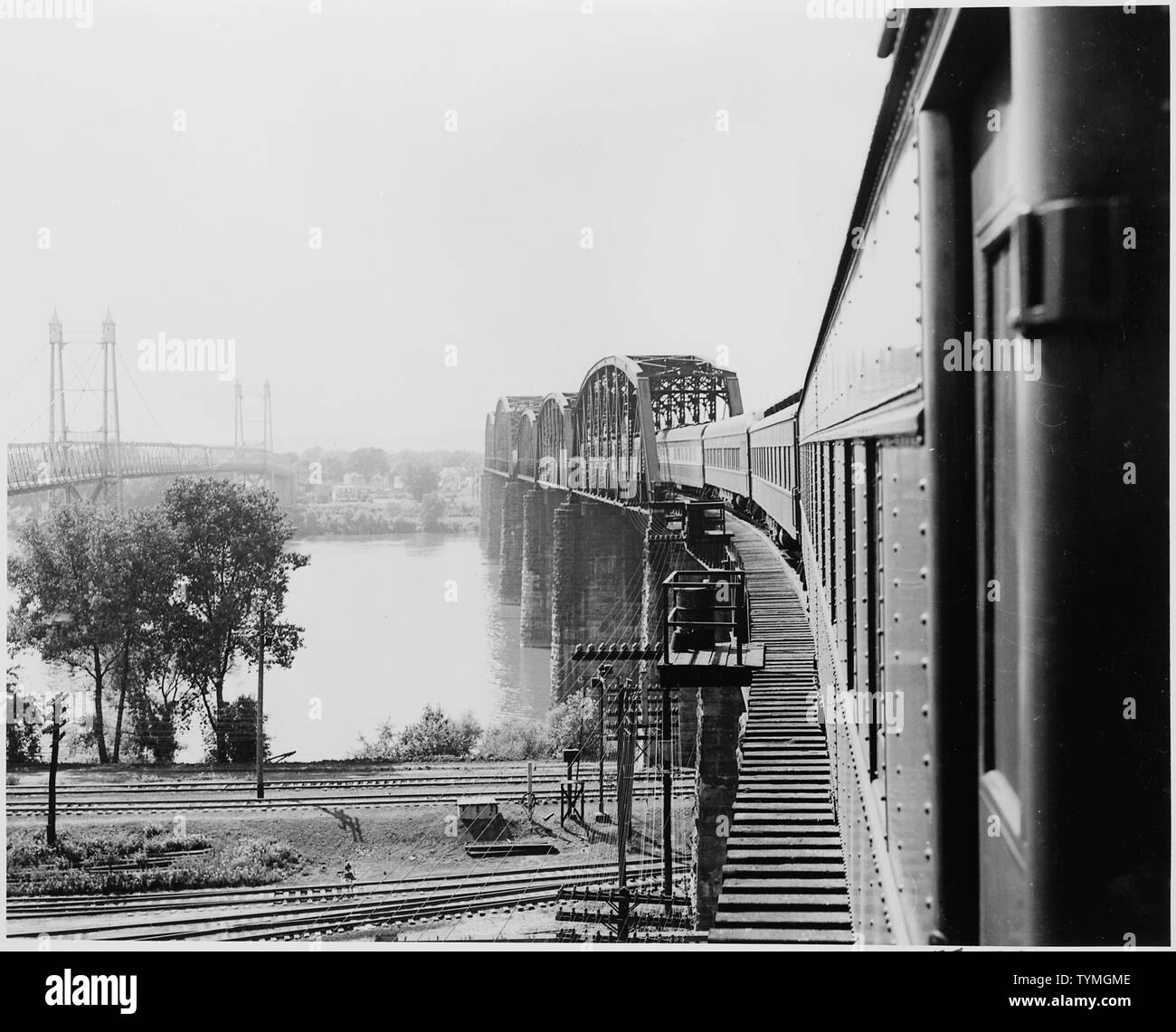 El tren presidencial cruzando un puente en su camino o sale de Bolivar