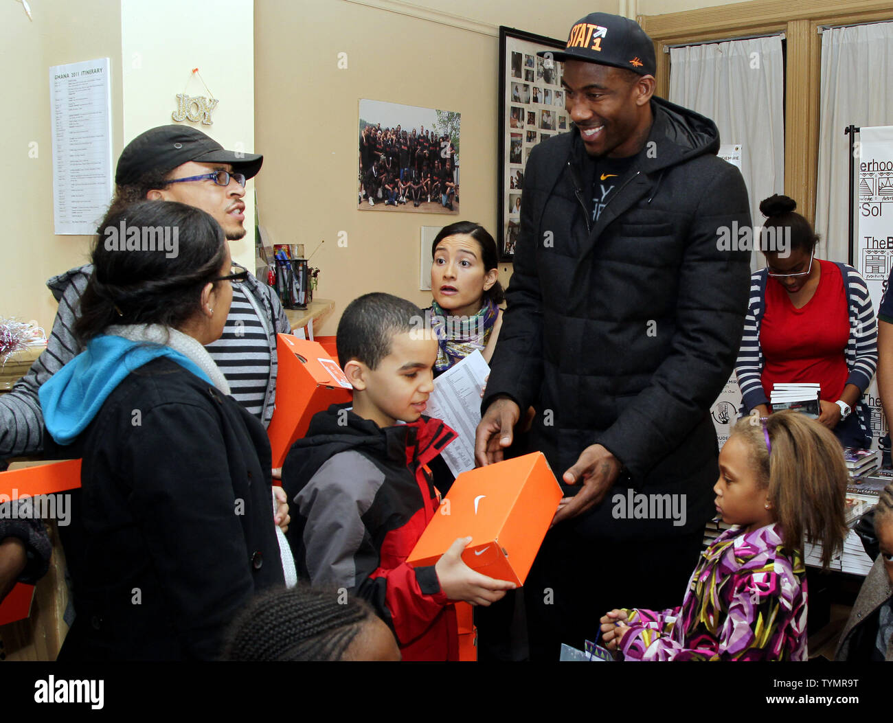 New York Knicks Amar'e Stoudemire visitas la fraternidad/Hermana Sol en  Harlem y manos zapatillas Nike, libros escolares, Steiner Sports regalos y  juguetes a través de su amar'e Stoudemire Foundation en la Ciudad