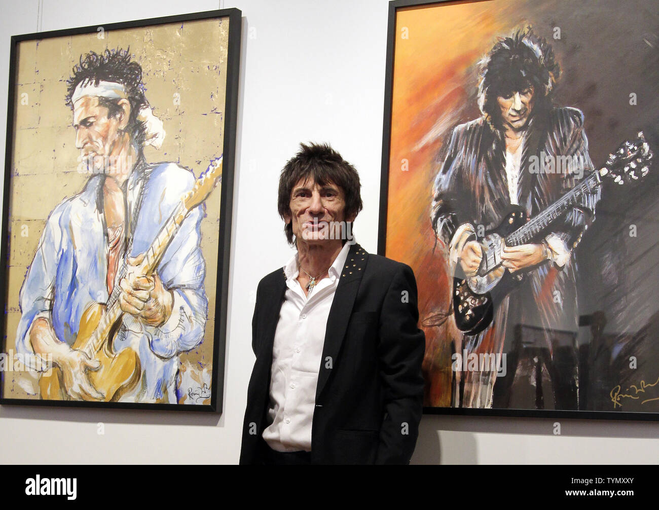 El guitarrista de los Rolling Stones Ron Ronnie Wood está cerca de sus  pinturas, en la inauguración de una exposición de su obra, "los rostros,  tiempo y lugares" en la Ciudad de
