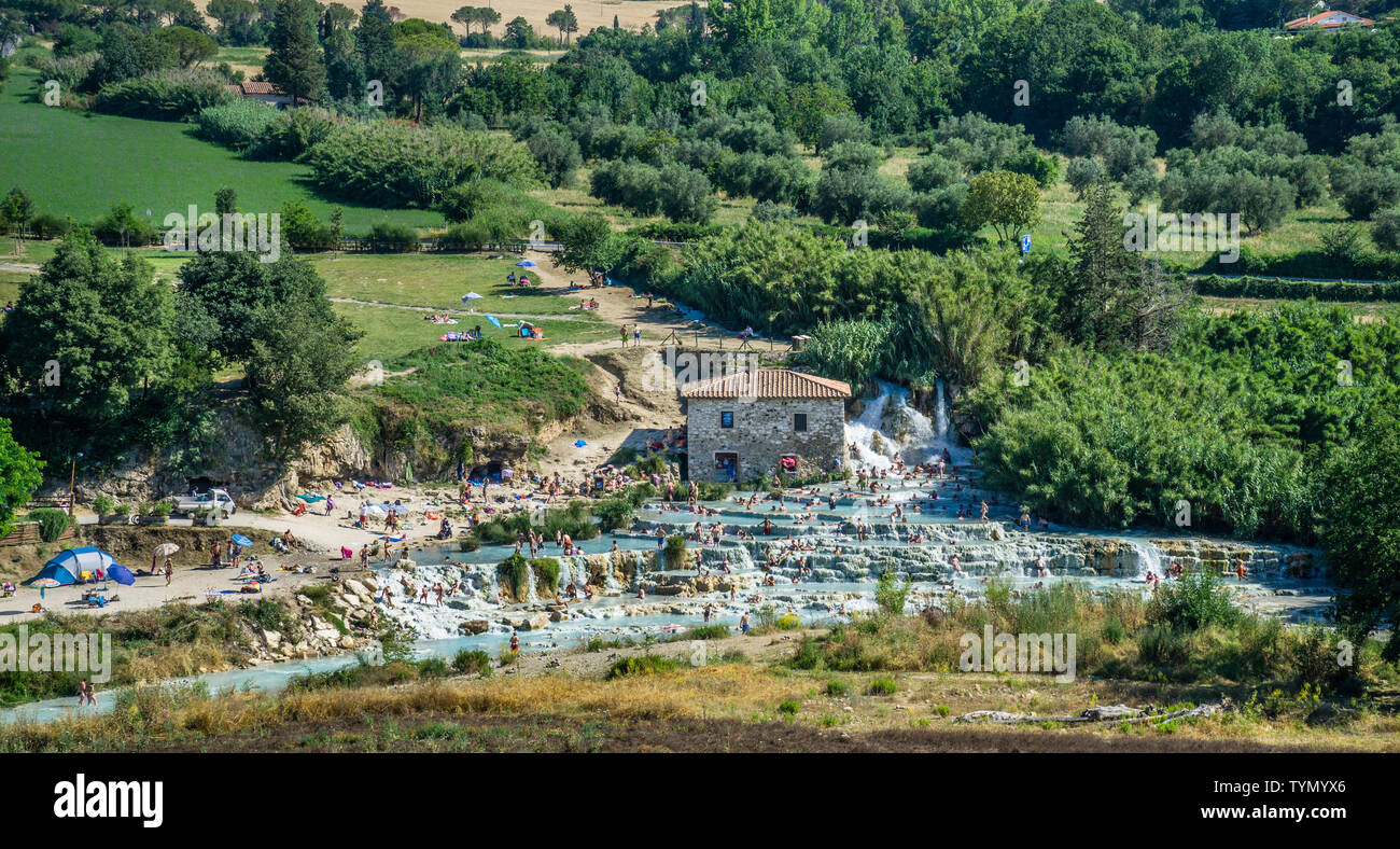 Cascada del Mulino, sulphoric aguas termales en cascada en los terrenos de un antiguo molino, en el municipio madrileño de Manciano cerca de Saturnia, Toscana, Italia Foto de stock