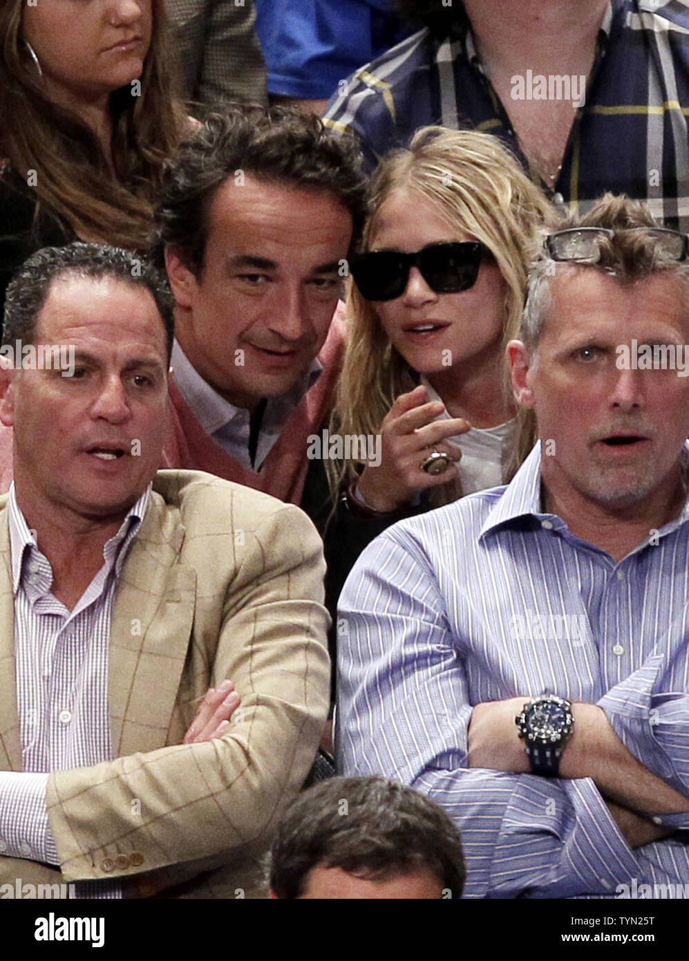 Mary Kate Olsen y Nicolas Sarkozy es medio hermano Olivier Sarkozy ver Los  Angeles Clippers juegan los New York Knicks en el Madison Square Garden en  la Ciudad de Nueva York el