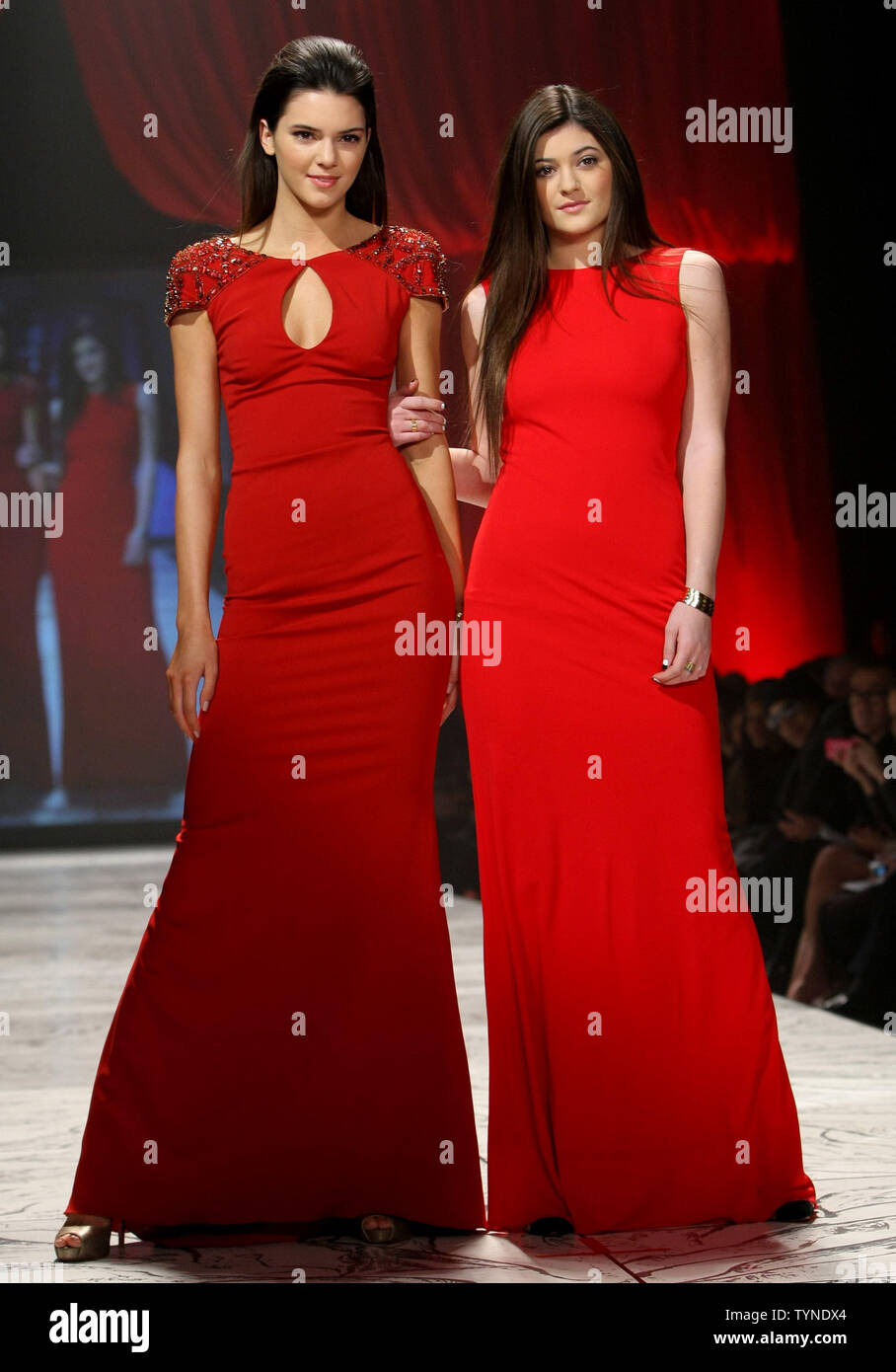 Kendall y Kylie Jenner desgaste Badgley Mischka vestidos mientras caminan  la pista durante la Colección Vestido Rojo 2013 Fashion Show celebrado en  el Hammerstein Ballroom el 6 de febrero de 2013 en