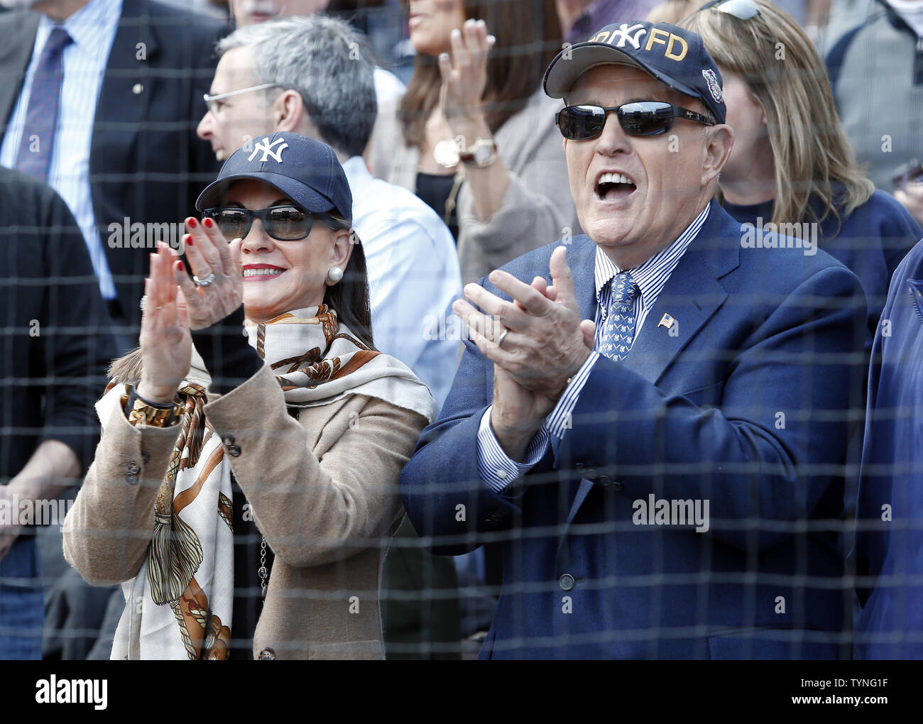 Rudolph Giuliani y Judith Nathan ver la introducción ceremonia cuando