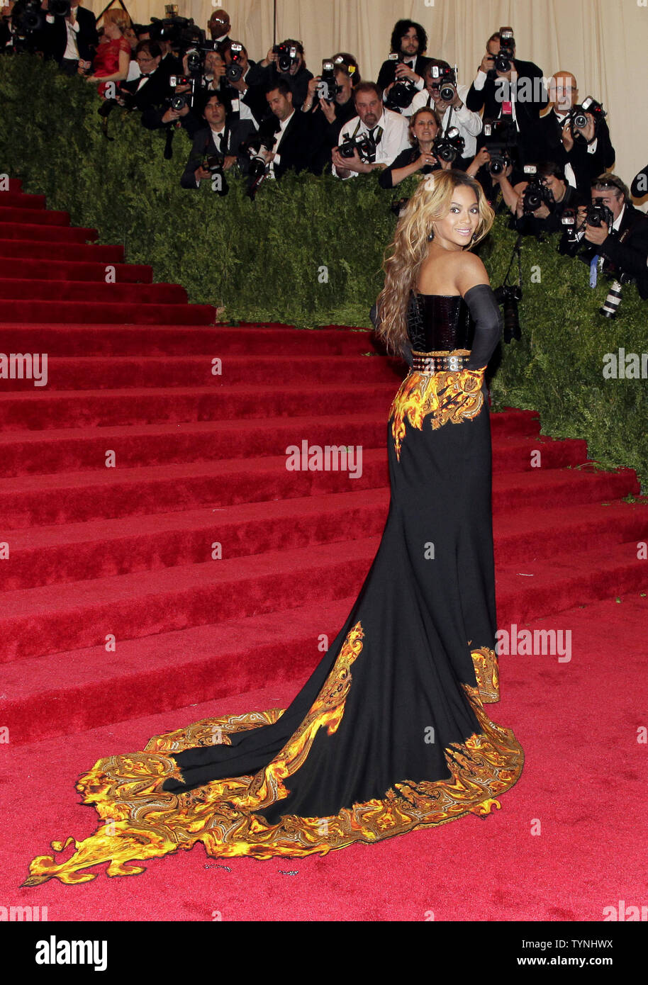 Beyonce llega a la alfombra roja en el traje de Instituto se benefician en  el Metropolitan Museum of Art de Nueva York, el 6 de mayo de 2013. UPI/John  Angelillo Fotografía de