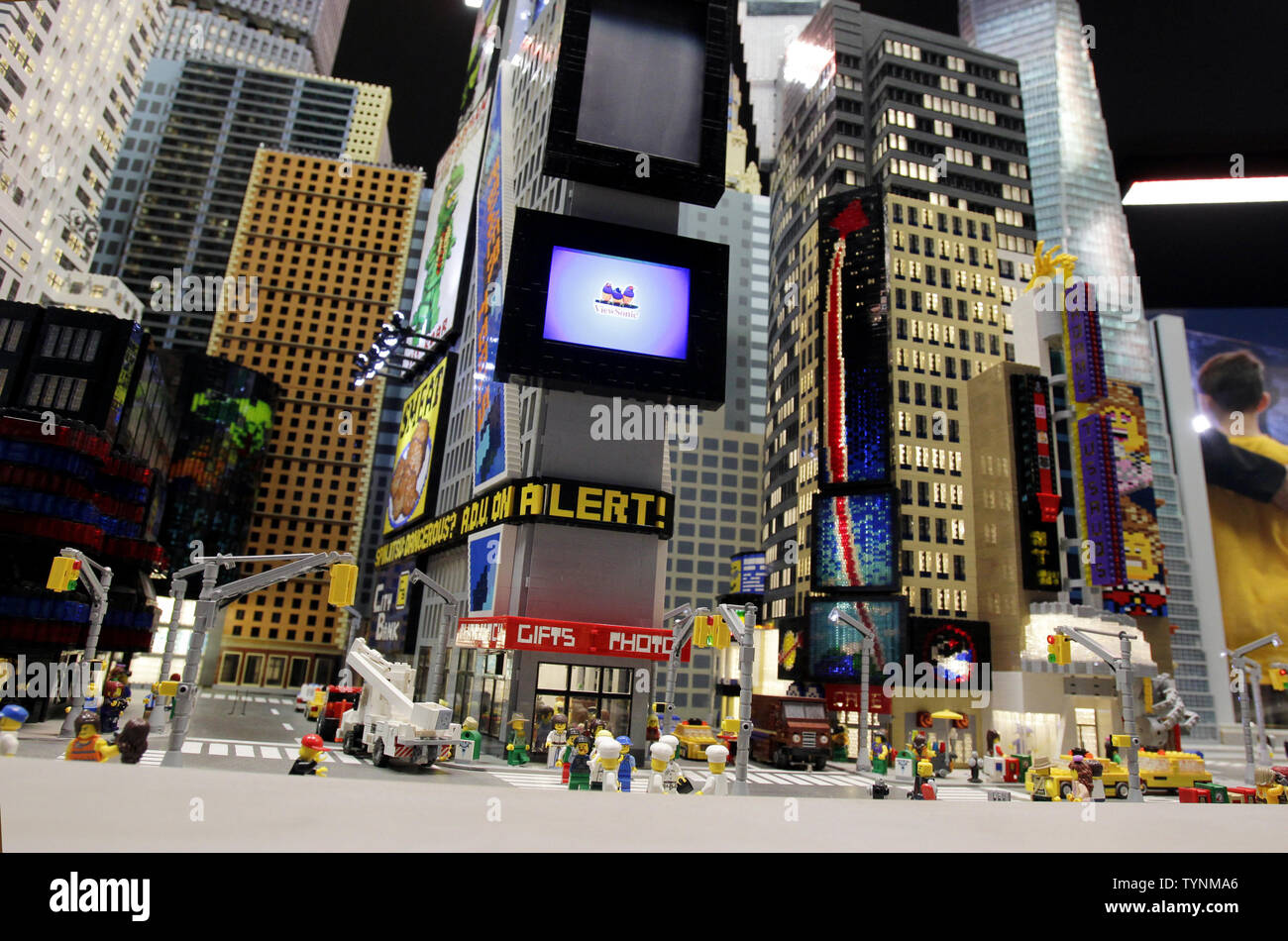 Un modelo de Times Square construido en piezas de LEGO está rodeado por  otros monumentos de la ciudad de Nueva York después de un intrincado  detallados de 12 pies de altura del