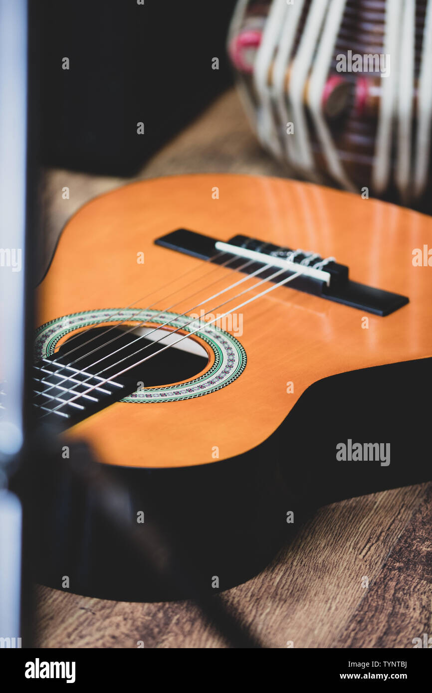 Guitarra acústica, cajon y tabla - vista de los instrumentos musicales  utilizados para la fusión de la música oriental y occidental, y también jazz  y blues Fotografía de stock - Alamy