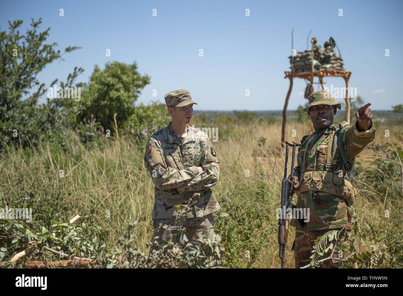 El subteniente Greg Kabusk, 101º Airborne Div. 2ª Brigada del Ejército de los Estados Unidos, África regionalmente alineados force (RAF) asesor de formación, discute los asnos la disposición de varias casamatas y puestos de observación con un soldado de Zambia durante del ZAMBATT campo V ejercicio de entrenamiento. Del ZAMBATT V, la quinta iteración de tropas del país de Zambia para desplegarse en apoyo de las Naciones Unidas para la misión de estabilización multidimensional en la República Centroafricana (MINUSCA), pasó más de seis semanas de trabajo con EE.UU., Reino Unido, y los socios franceses la capacitación y preparación para su misión a la República Centroafricana. Un ejército de EE.UU. Foto de stock