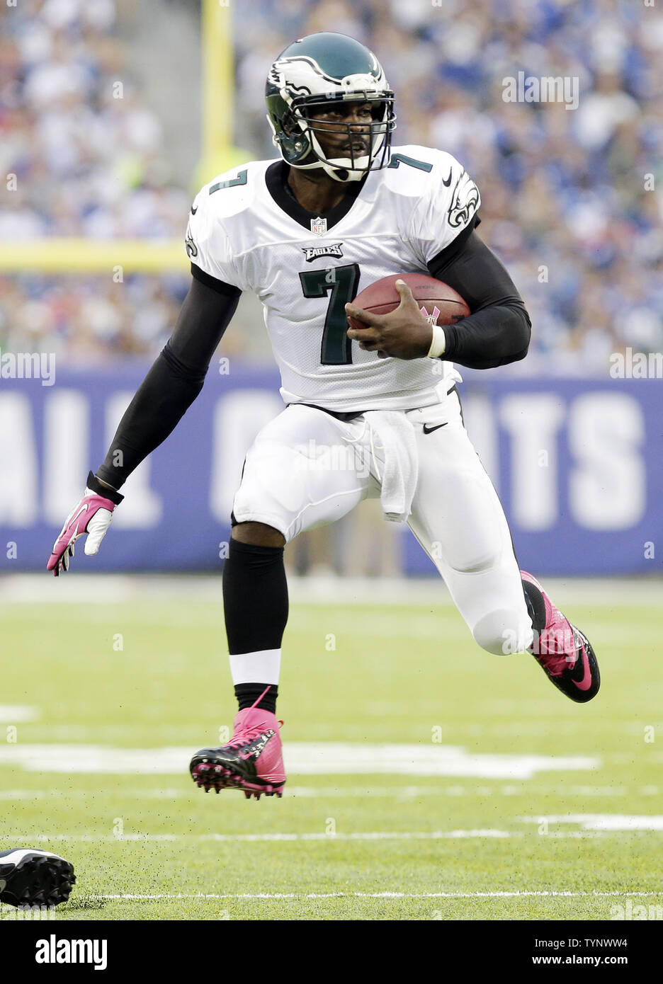 The Philadelphia Eagles' Michael Vick (7) runs for a first down as the New  York Jets' Howard Green, left, and Kenwin Cummings, right, chase during  first quarter action at Giants Stadium in