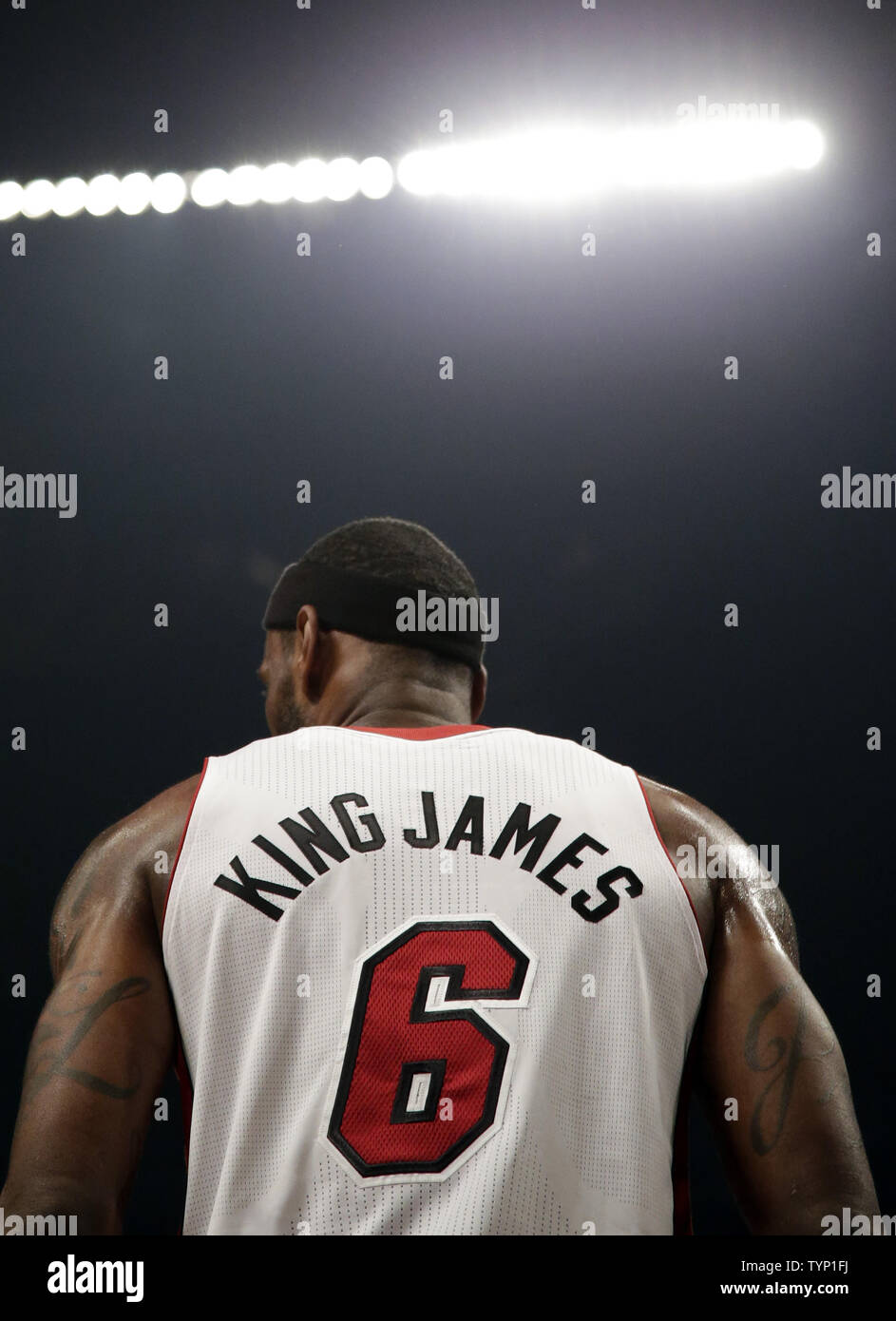 Miami Heat LeBron James lleva un jersey con su apodo 'King James' en la  espalda en la primera mitad contra el Brooklyn Nets en Barclays Center en  la Ciudad de Nueva York,