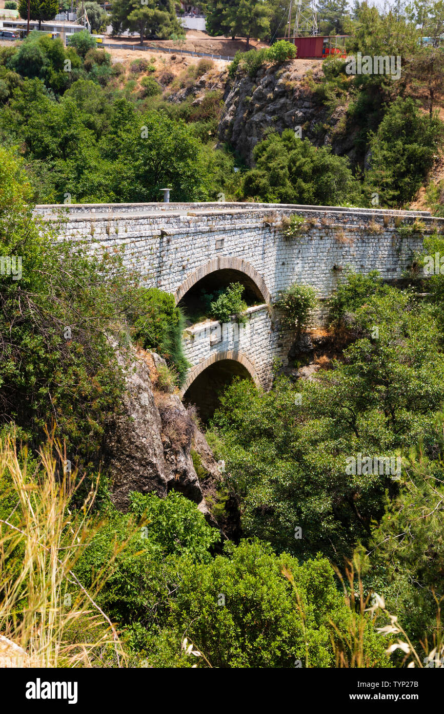 Doble Trimiklini puente sobre el río Kouris, distrito de Limassol, Chipre Troodos Foto de stock