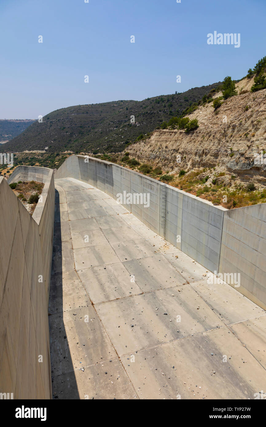 Vertedor auxiliar, Kouris Dam, Limassol, Chipre Foto de stock