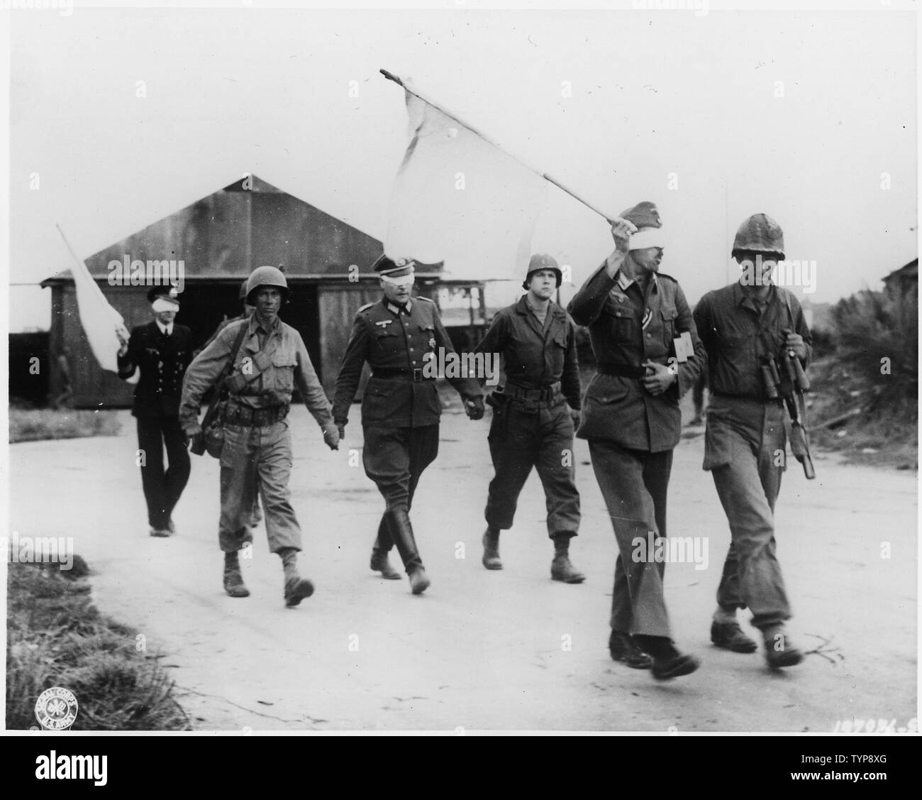 Segunda Guerra Mundial Europa Brest Francia Oficiales Alemanes Llevado De Vuelta Despues De Hablar Con Los Oficiales Aliados Fotografia De Stock Alamy