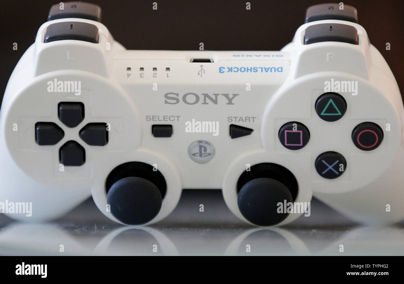 Una Sony PS3 DUALSHOCK 3 controlador se sienta en una mesa en la Ciudad de  Nueva York el 26 de diciembre de 2014. Las redes de juego online para  PlayStation de Sony