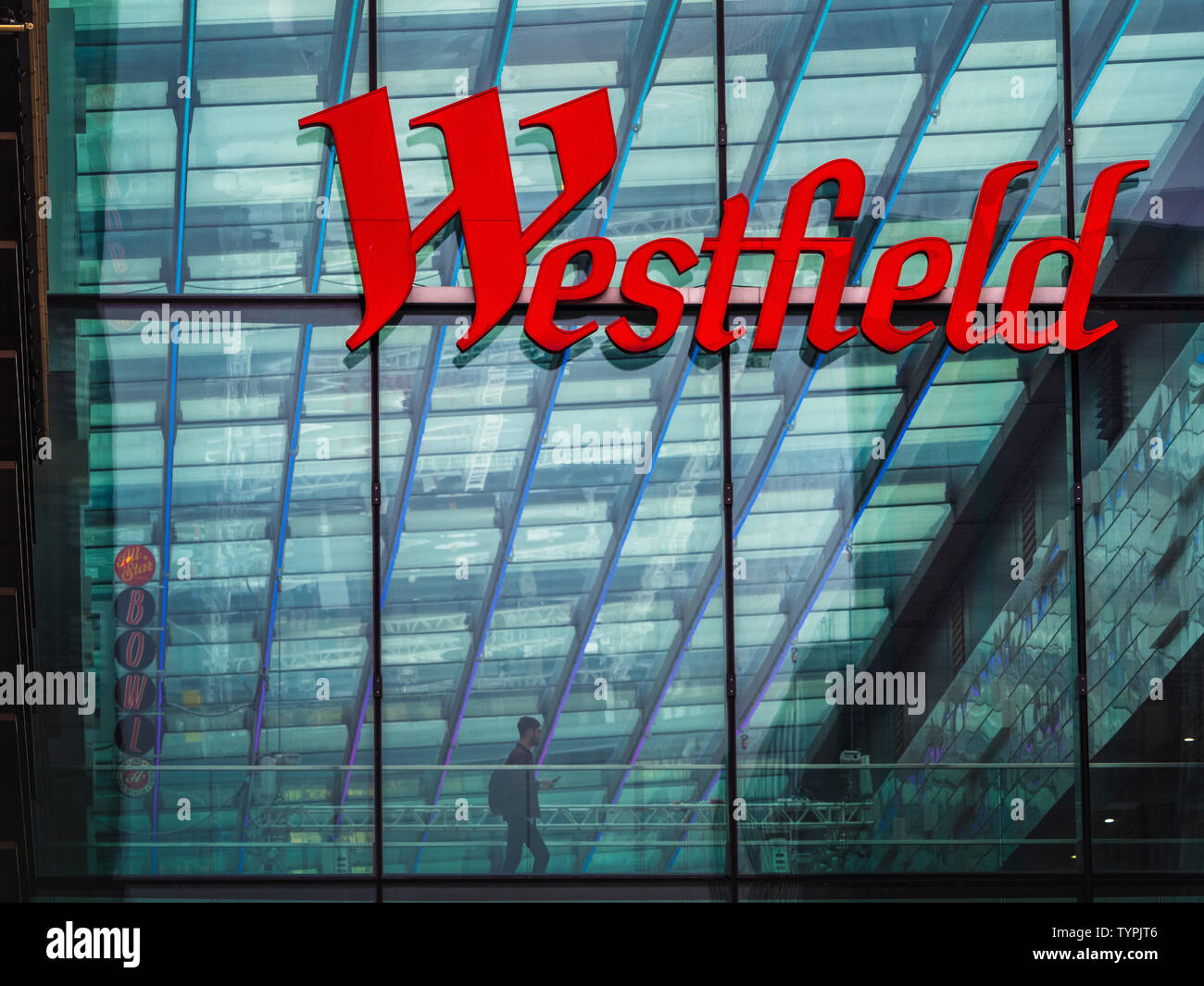 El centro comercial Westfield Stratford City en el sitio del Parque Olímpico en el este de Londres. Inaugurado el año 2011. Foto de stock